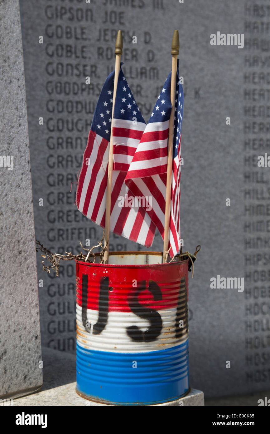 Marion, Indiana - American flags in a peint peut à un mémorial de guerre des résidents du comté de Grant tué au Vietnam. Banque D'Images