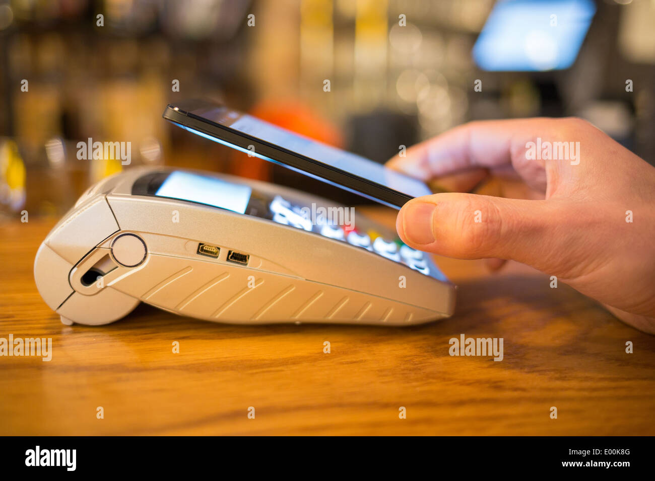 La main des hommes wallet smartphone boutique paiement Banque D'Images