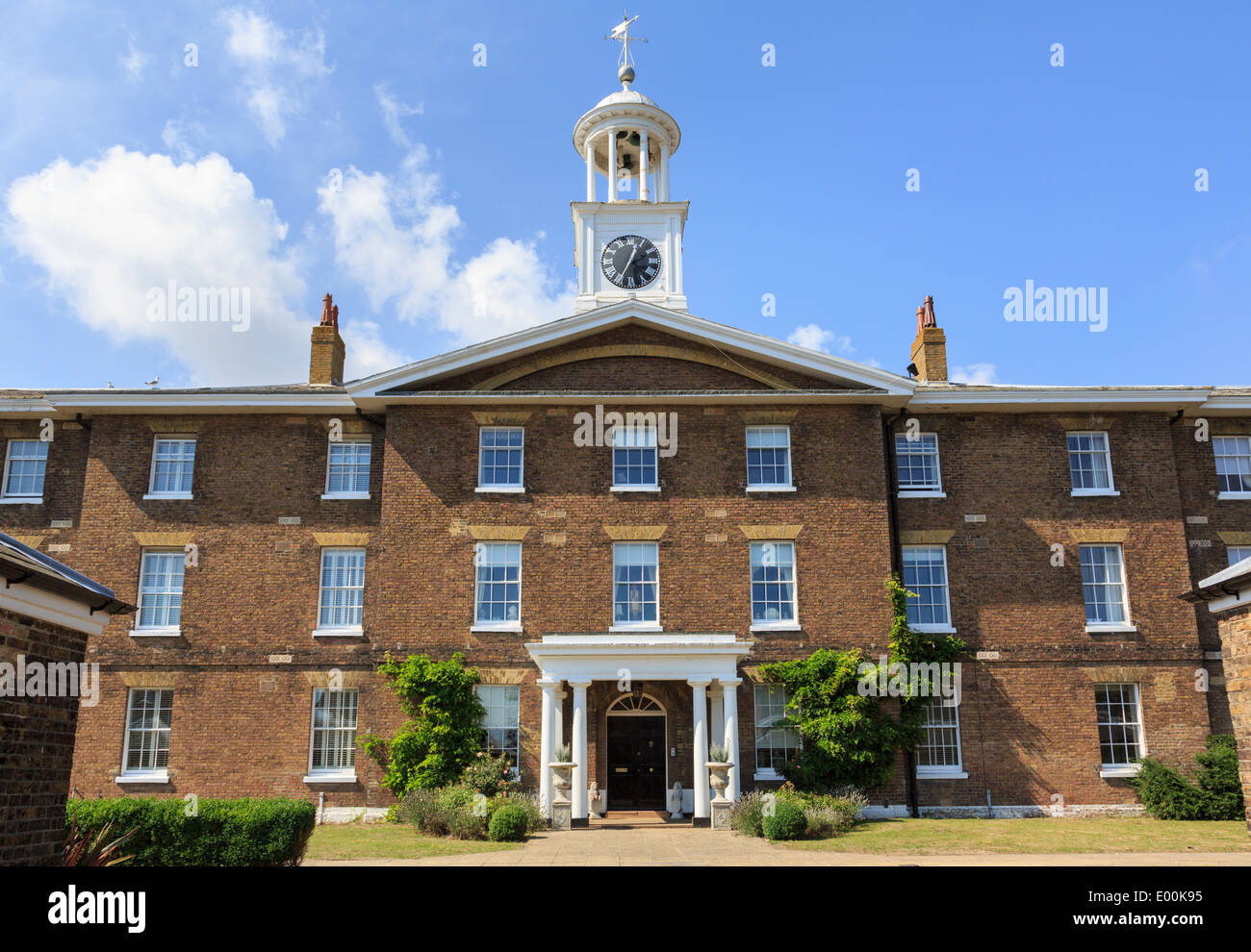 Ancienne école de musique des Royal Marines convertis en appartements privés après avoir été bombardée par l'IRA. Kent Walmer Deal England UK Banque D'Images