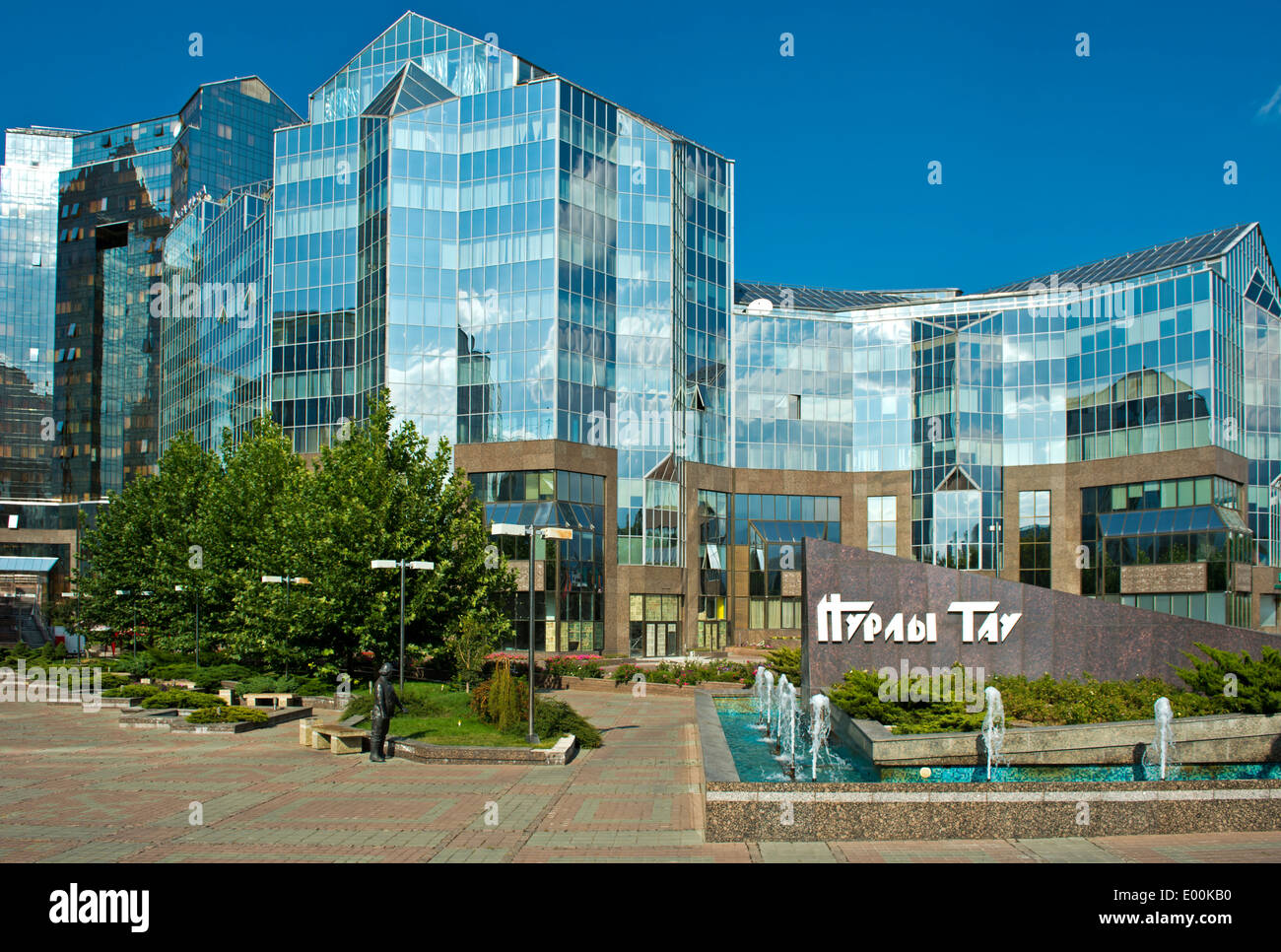 Centre d'affaires Nurly Tau à l'Avenue Al-Farabi, Bostandyksky District, Almaty, Kazakhstan Banque D'Images
