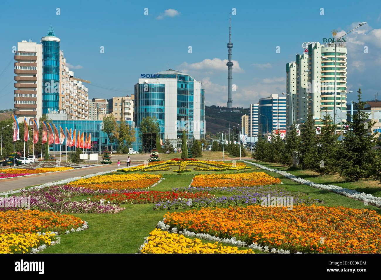 Appartement moderne et complexe d'affaires le long de l'Avenue Al-Farabi dans le district de Medeu, TV Tower derrière, Almaty, Kazakhstan Banque D'Images