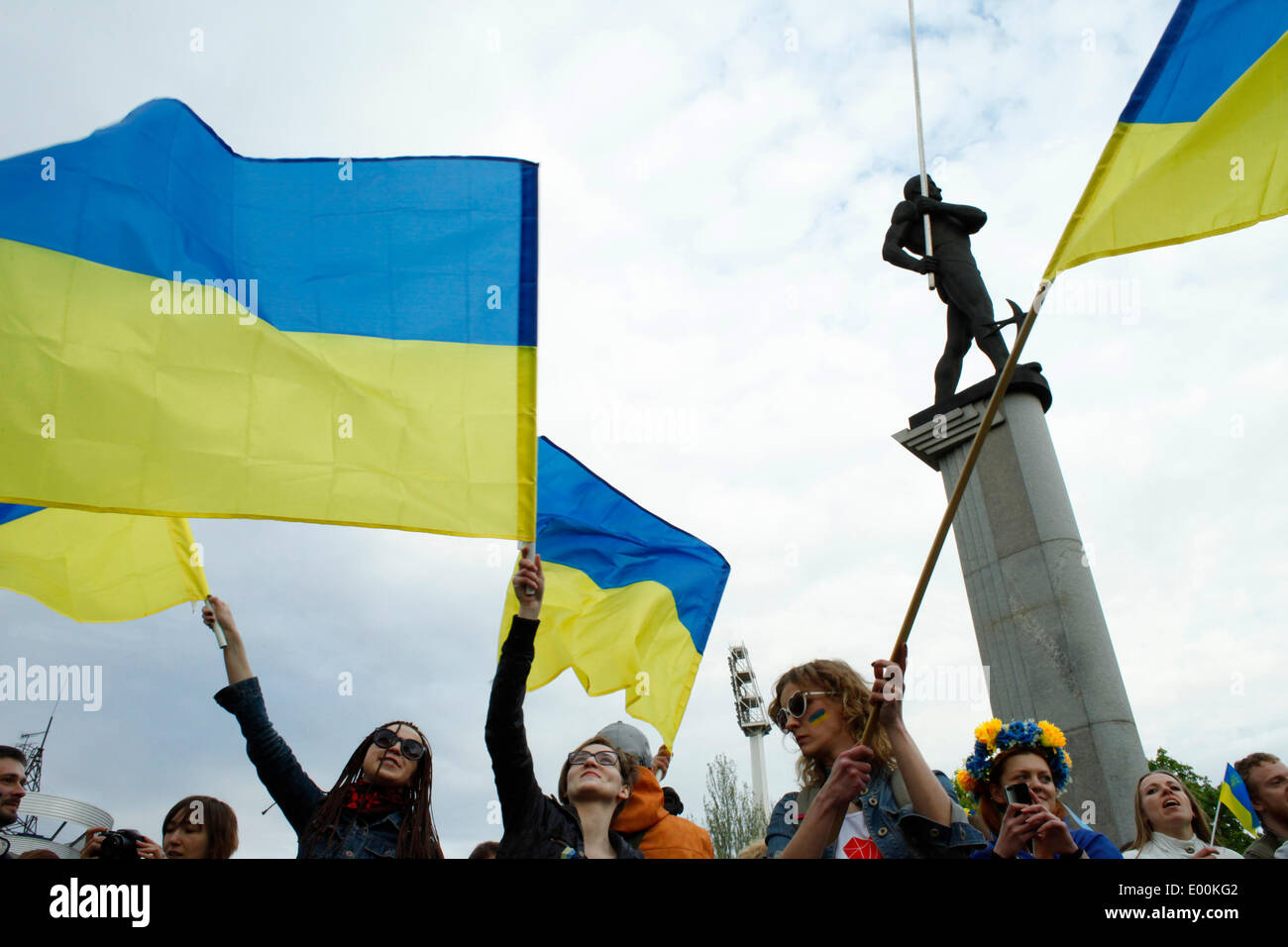 Donetsk, Ukraine. Apr 28, 2014. Une grande partie de la population ukrainienne de Donetsk a se sont réunis aujourd'hui à rallier en faveur d'un espace européen de l'Ukraine et contre l'occupation russe. Le défilé a commencé devant all'Olimpisky Stadium, quelques minutes après le début de la procession, joyeuse et colorée, a été attaqué par des militants pro-russe avec des pierres et des bombes, la police fait ​​Sure pour calmer tout le monde, mais si le pro-maidan a défilé à dissoudre, les pro-russes, a continué de frapper même les civils ordinaires. En photo : avant le démarrage. Cosimo Attanasio/Alamy Live News Banque D'Images