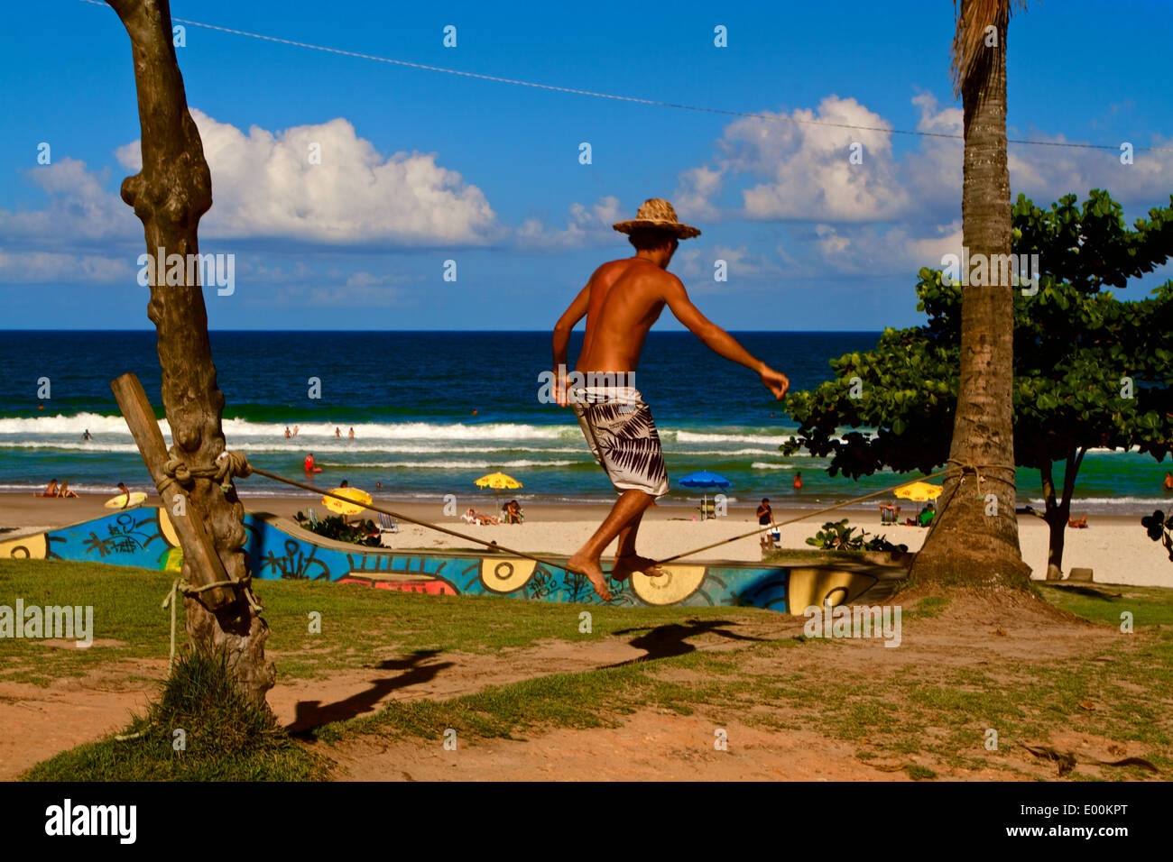 Man slackline entre deux cocotiers. Itacare, Bahia, Brésil Banque D'Images