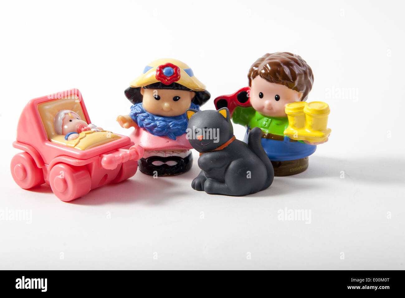 Le Fisher Price Little People marque de jouets avec la famille, y compris la momie, chat, bébé dans le landau rose et garçon Banque D'Images