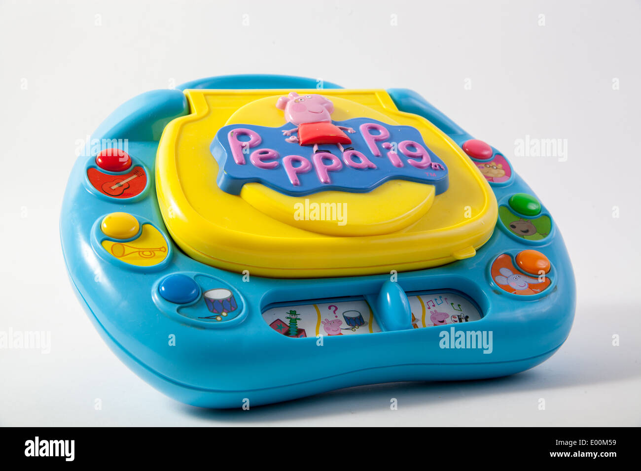 Le savez bien marque Peppa Pig sur un tout-petit enfant portable bleu et jaune qui joue de la musique, s'allume et a des jeux sur elle. Banque D'Images