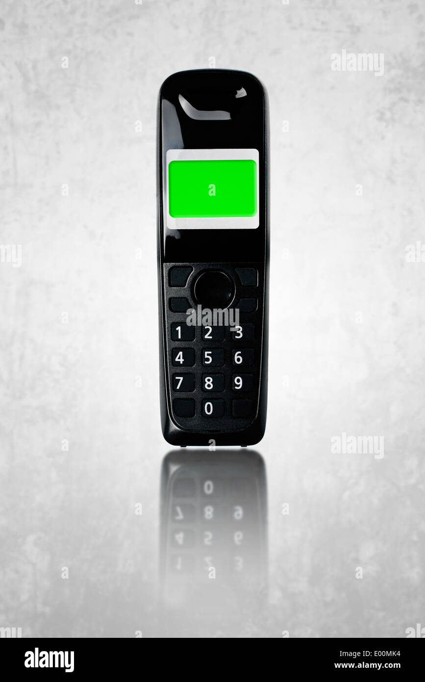 Téléphone sans fil. Téléphone sans fil avec affichage de l'écran vert sur grunge background. Banque D'Images