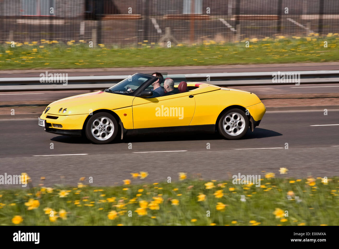 Alfa Romeo Spider 2.0 TS 16V Lusso voiture sport décapotable voyageant le long de la route à l'ouest de Kingsway à Dundee, Royaume-Uni Banque D'Images