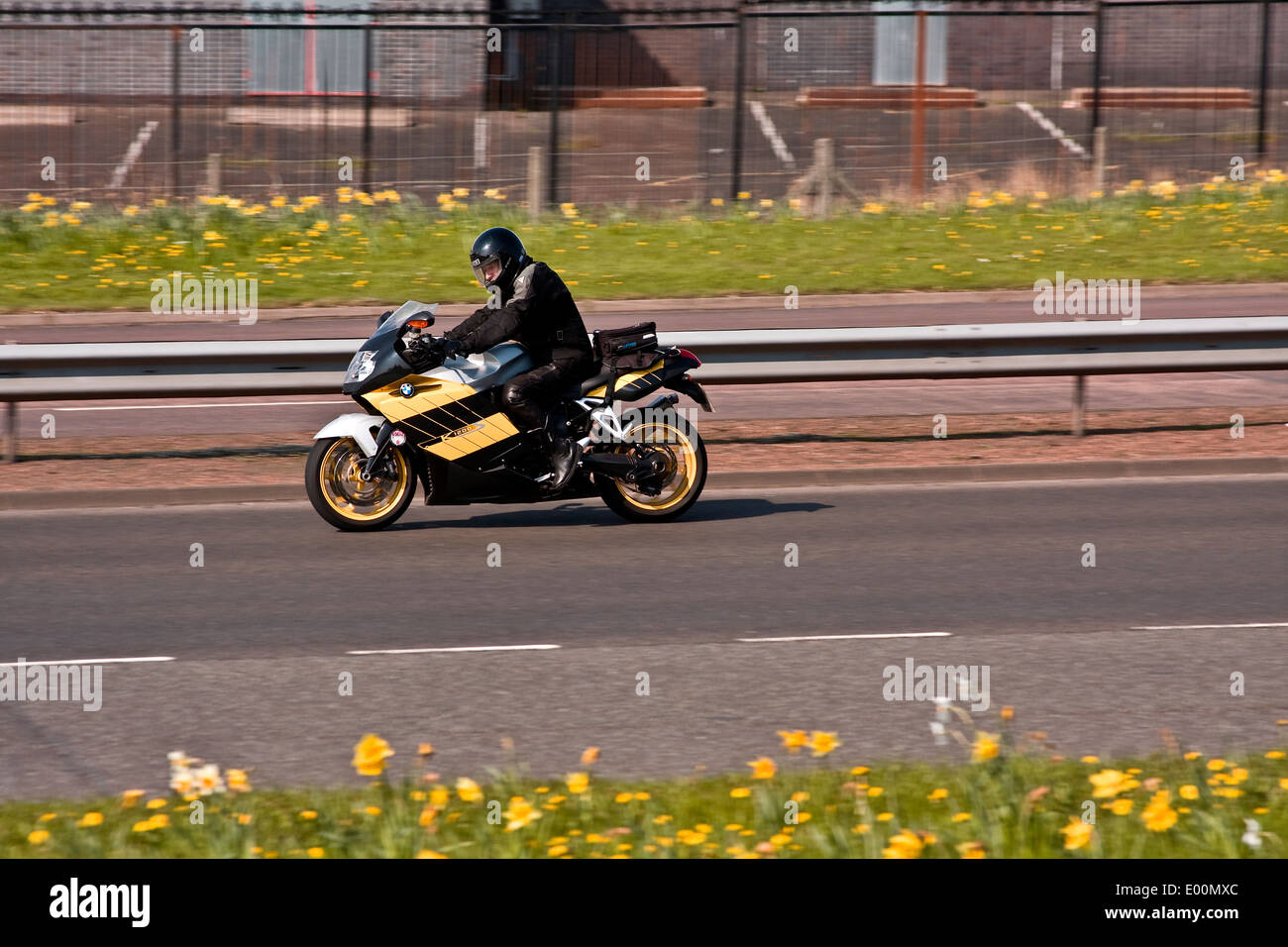 Une BMW K1200S [1200cc] moto voyageant le long de la route à l'ouest de Kingsway à Dundee, Royaume-Uni Banque D'Images