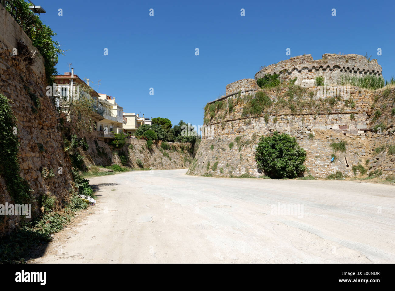 Bastion nord-ouest entouré de douves sèches à l'origine a été rempli avec de l'eau de mer château forteresse ou Kastro la ville de Chios Chios Banque D'Images
