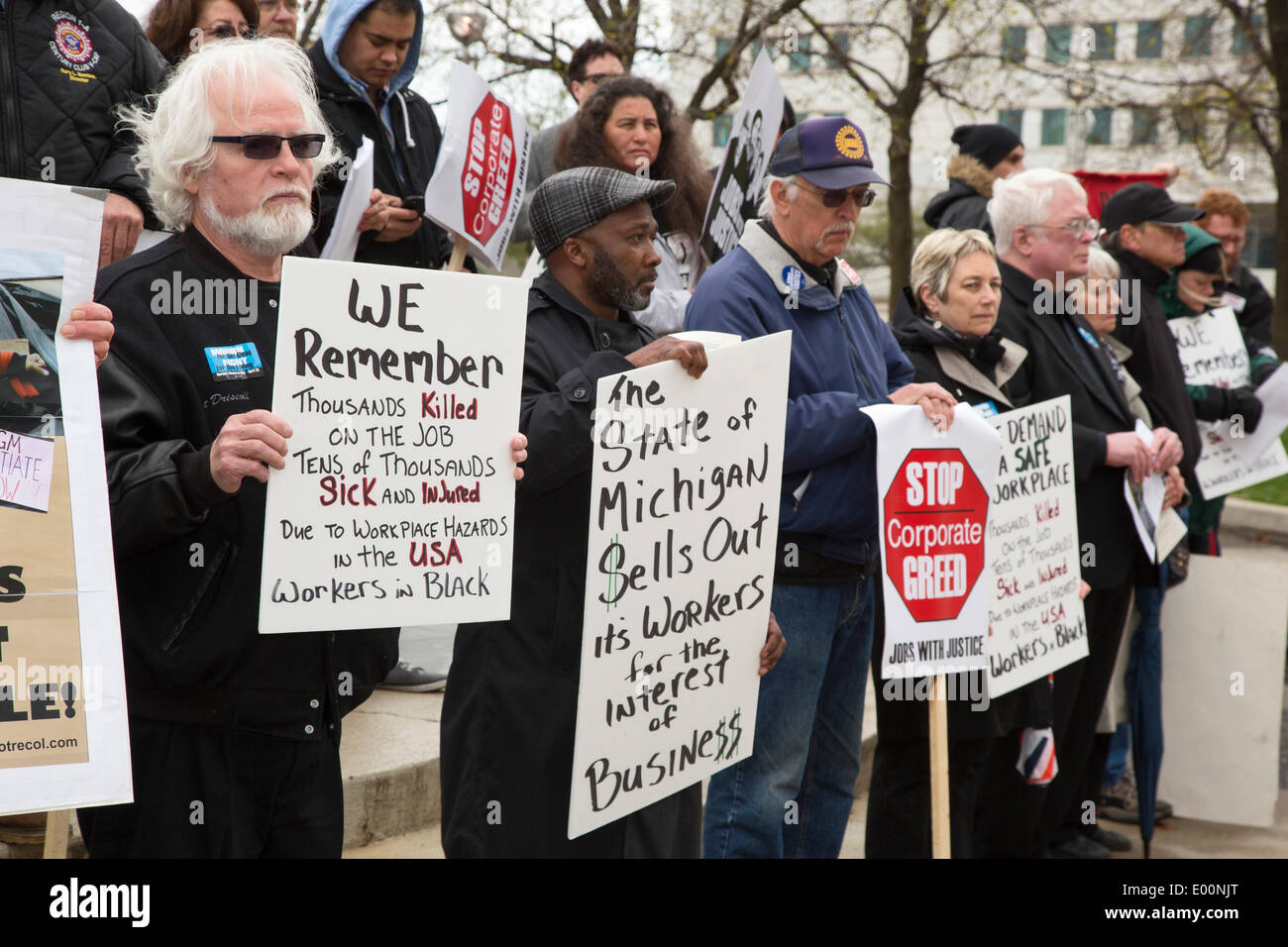 Detroit, Michigan USA - les membres de l'Union marque le Jour du souvenir des travailleurs en organisant une marche et manifestations silencieuse pour se souvenir des travailleurs tués au travail. Ils disent que des milliers de travailleurs meurent chaque année dans les lieux dangereux, et beaucoup d'autres de maladies professionnelles. Crédit : Jim West/Alamy Live News Banque D'Images