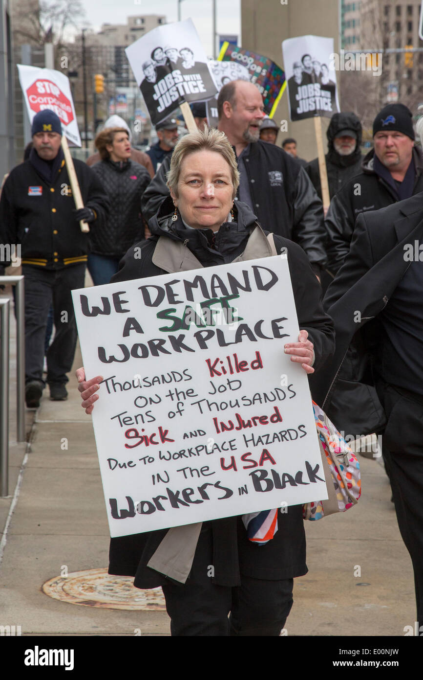 Detroit, Michigan USA - les membres de l'Union marque le Jour du souvenir des travailleurs en organisant une marche et manifestations silencieuse pour se souvenir des travailleurs tués au travail. Ils disent que des milliers de travailleurs meurent chaque année dans les lieux dangereux, et beaucoup d'autres de maladies professionnelles. Crédit : Jim West/Alamy Live News Banque D'Images