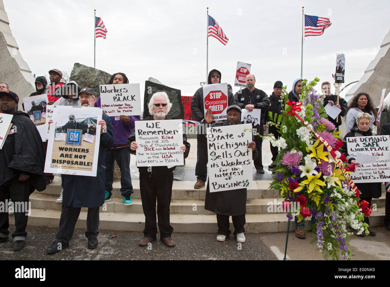 Detroit, Michigan USA - les membres de l'Union marque le Jour du souvenir des travailleurs en organisant une marche et manifestations silencieuse pour se souvenir des travailleurs tués au travail. Ils disent que des milliers de travailleurs meurent chaque année dans les lieux dangereux, et beaucoup d'autres de maladies professionnelles. Crédit : Jim West/Alamy Live News Banque D'Images