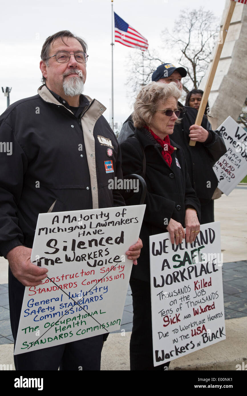 Detroit, Michigan USA - les membres de l'Union marque le Jour du souvenir des travailleurs en organisant une marche et manifestations silencieuse pour se souvenir des travailleurs tués au travail. Ils disent que des milliers de travailleurs meurent chaque année dans les lieux dangereux, et beaucoup d'autres de maladies professionnelles. Crédit : Jim West/Alamy Live News Banque D'Images