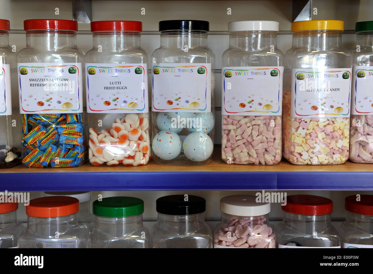 Des bonbons dans des bocaux dans une pâtisserie dans le Yorkshire du Nord. Banque D'Images