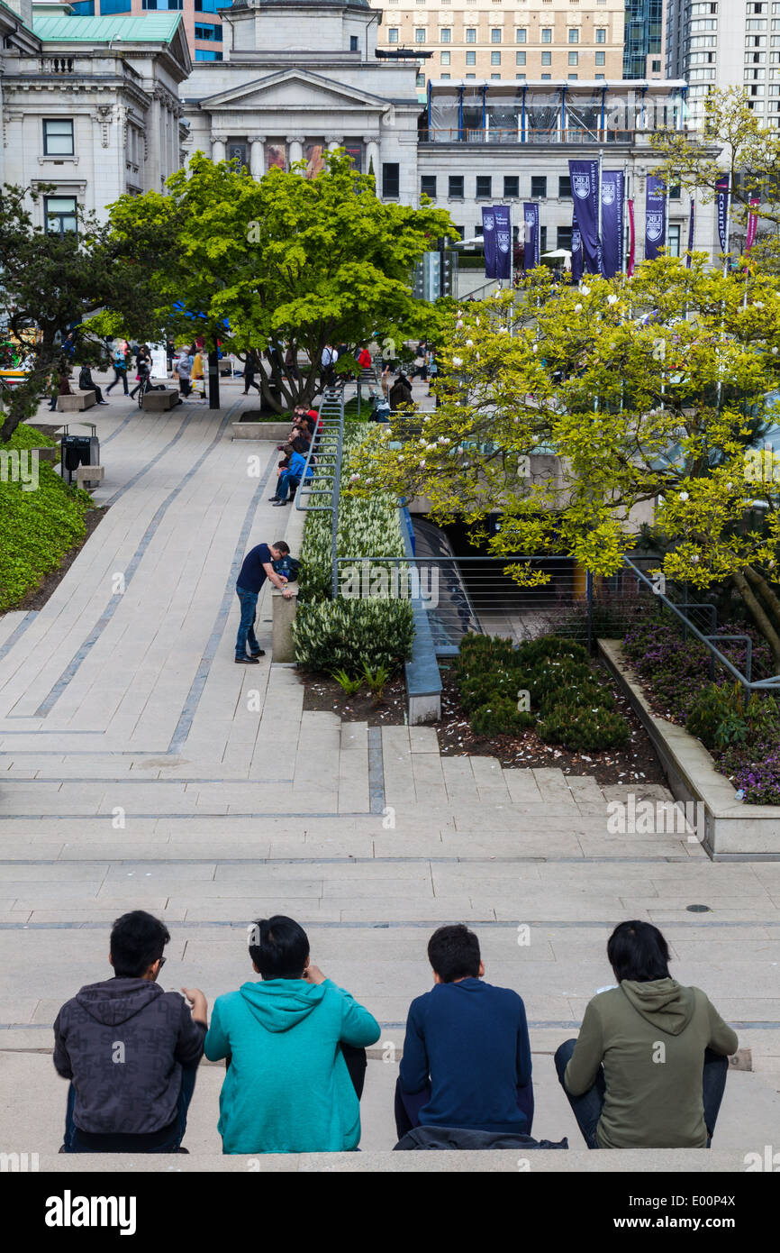 Quatre jeunes hommes à Robson Square, Vancouver, Canada Banque D'Images