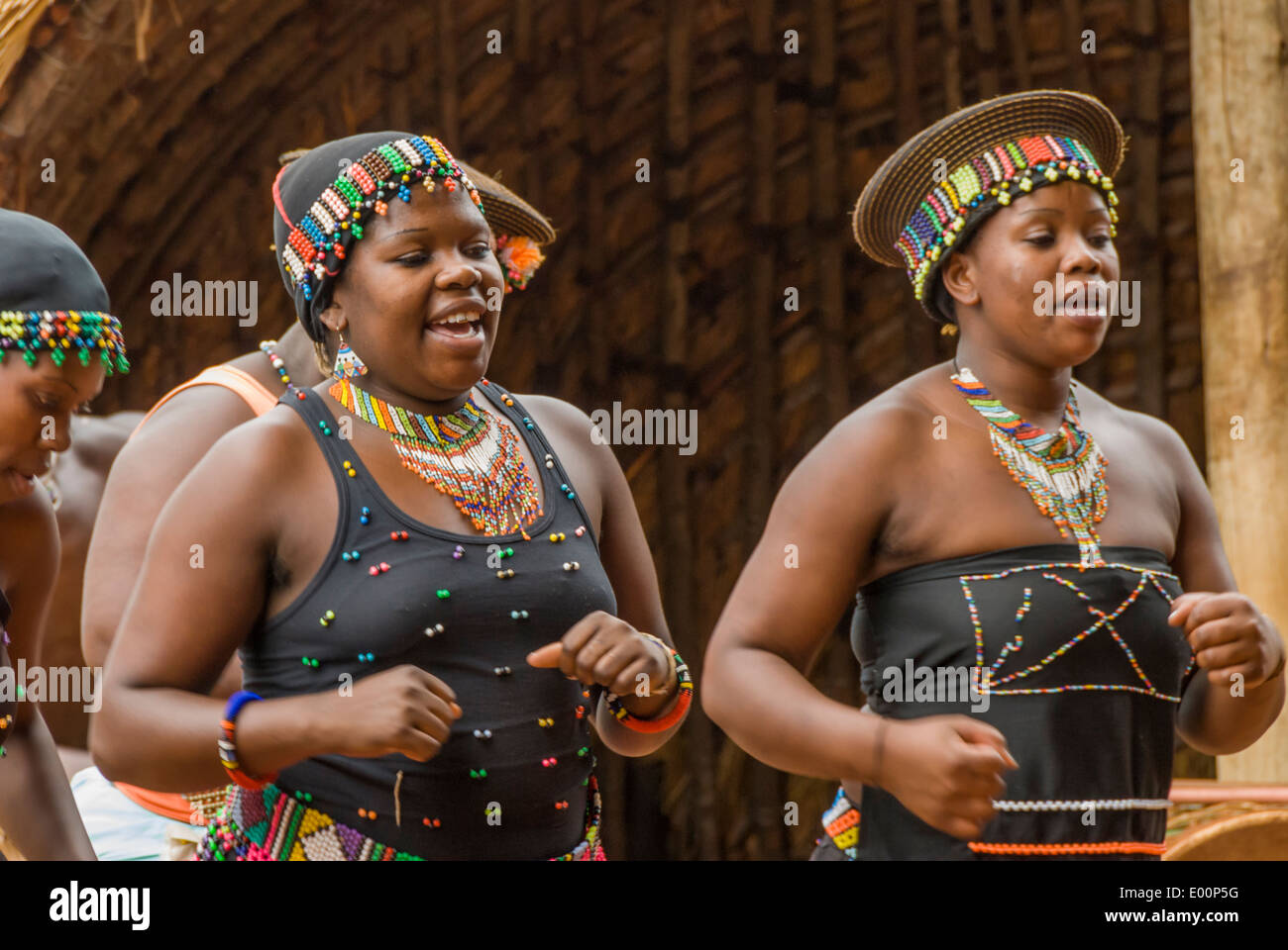 La danse zoulou maidens en vêtements traditionnels en Afrique du Sud à la Phezulu Park au 