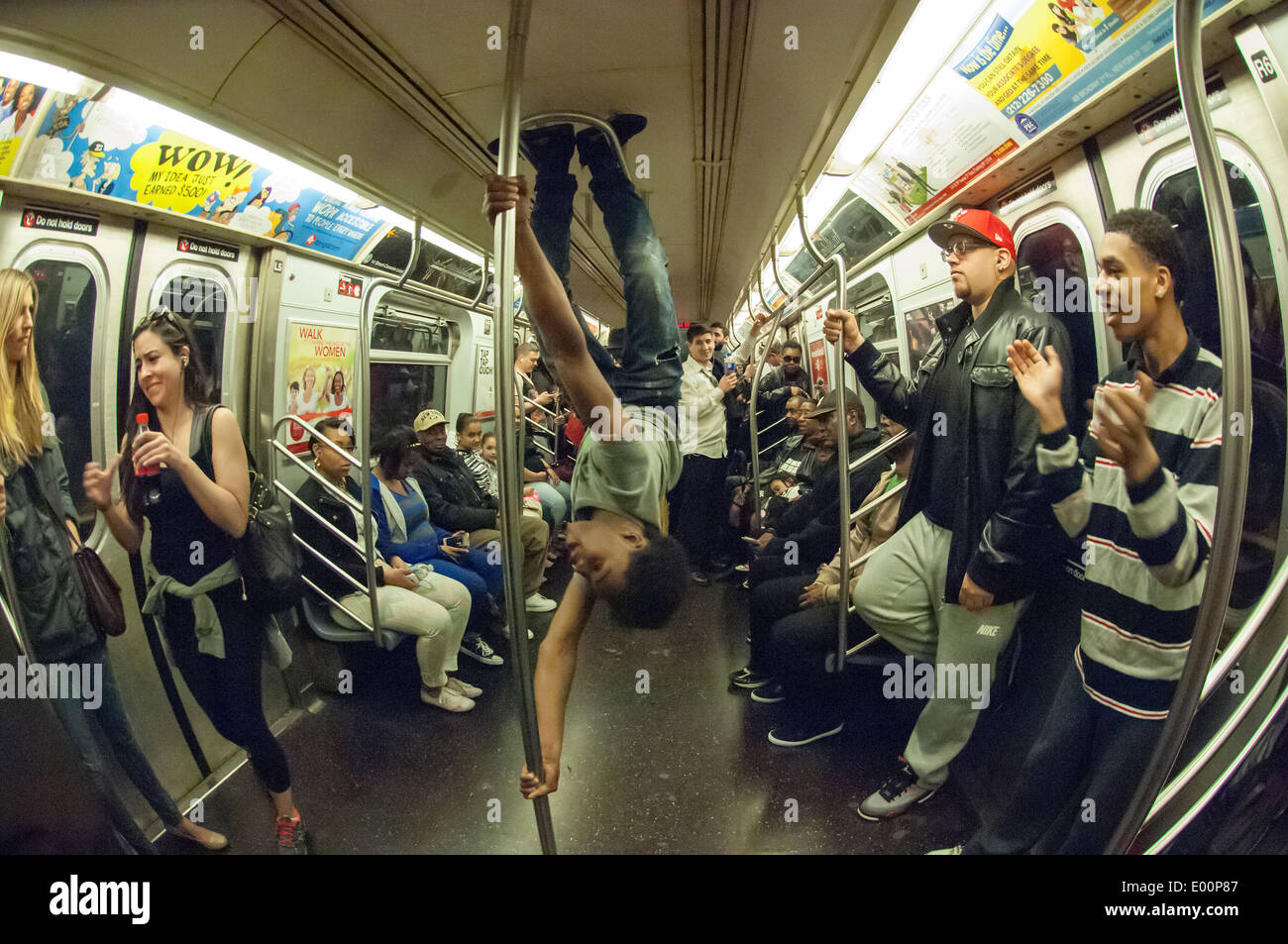 Un artiste interprète ou exécutant exécute pour le métro de New York le samedi 19 avril, 2014. (© Frances M. Roberts) Banque D'Images