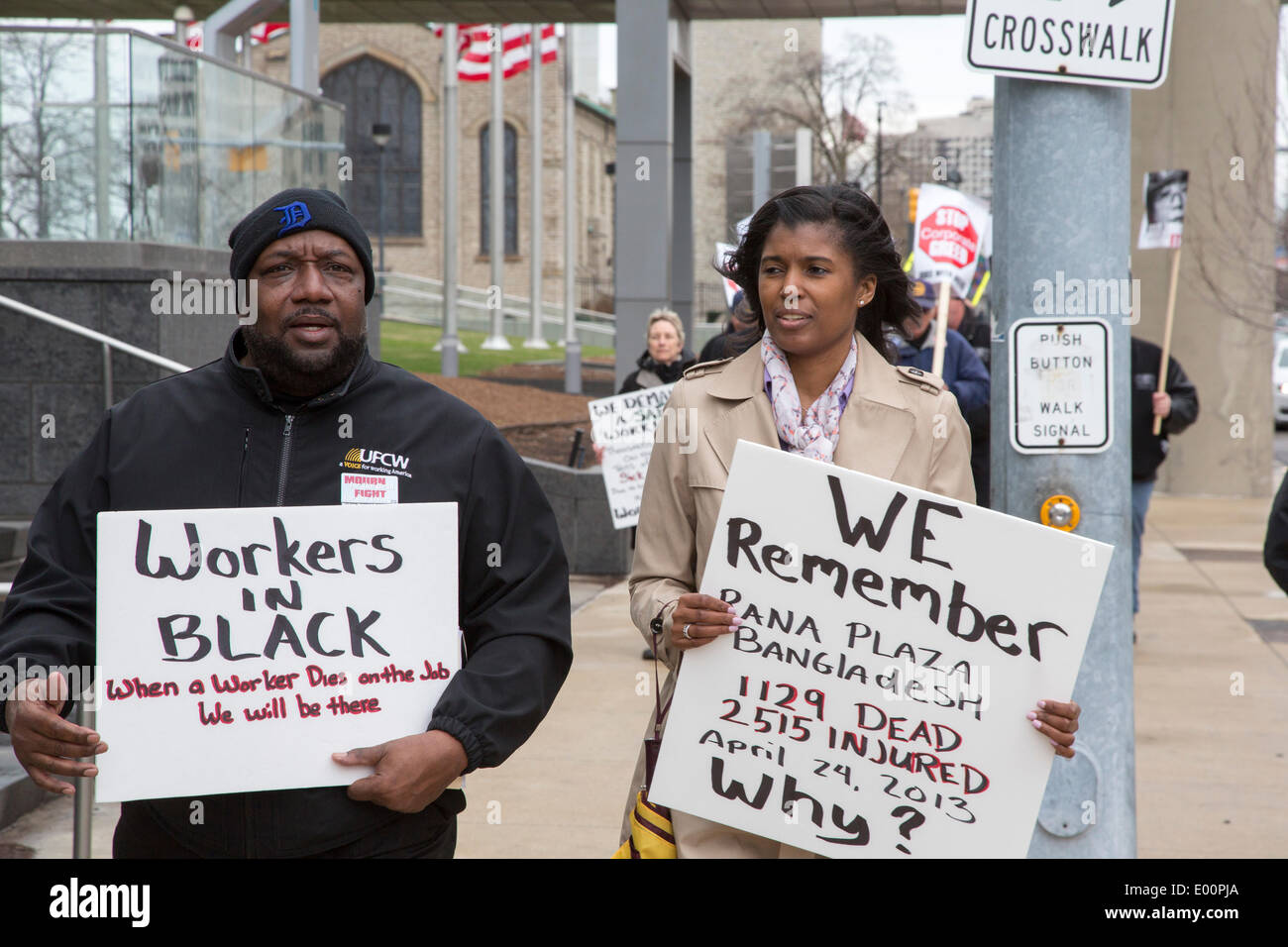 Detroit, Michigan USA - les membres de l'Union marque le Jour du souvenir des travailleurs en organisant une marche et manifestations silencieuse pour se souvenir des travailleurs tués au travail. Ils disent que des milliers de travailleurs meurent chaque année dans les lieux dangereux, et beaucoup d'autres de maladies professionnelles. Crédit : Jim West/Alamy Live News Banque D'Images