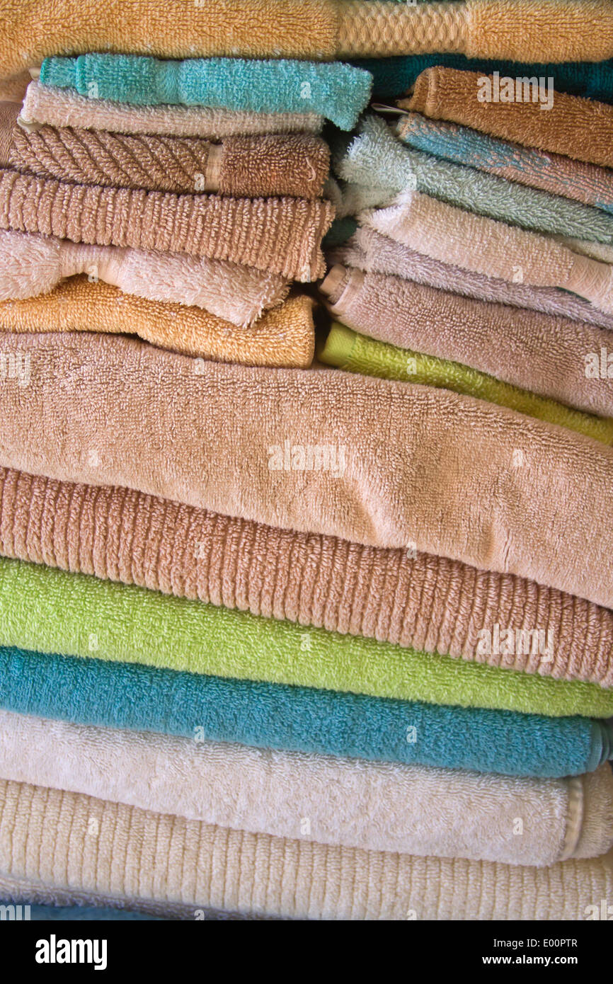 Gros plan d'une pile de serviettes éponge repliée montrant la texture de tissu et de couleurs Banque D'Images