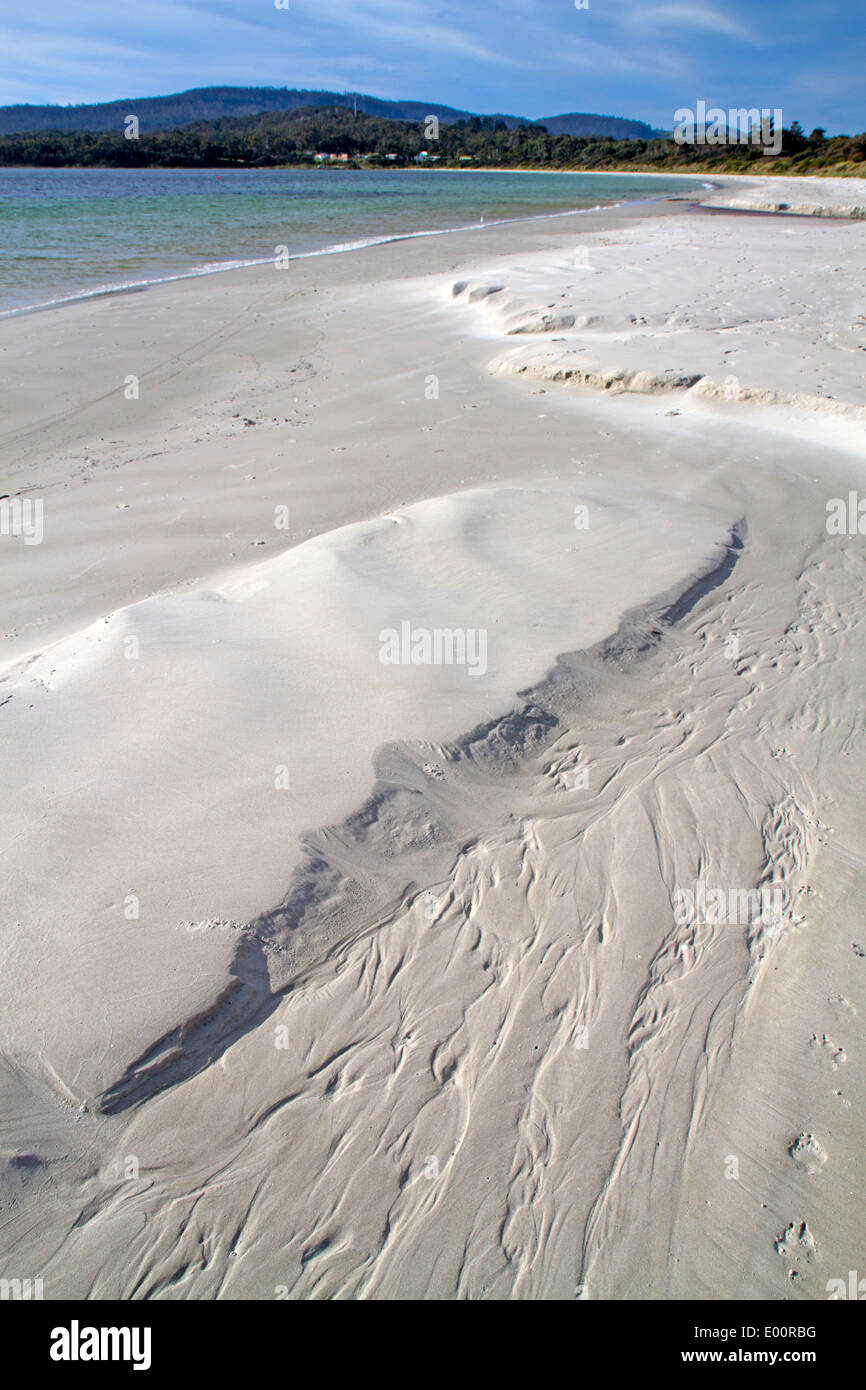 Plage de sable blanc, sur la péninsule de Tasman Tasmanie Banque D'Images