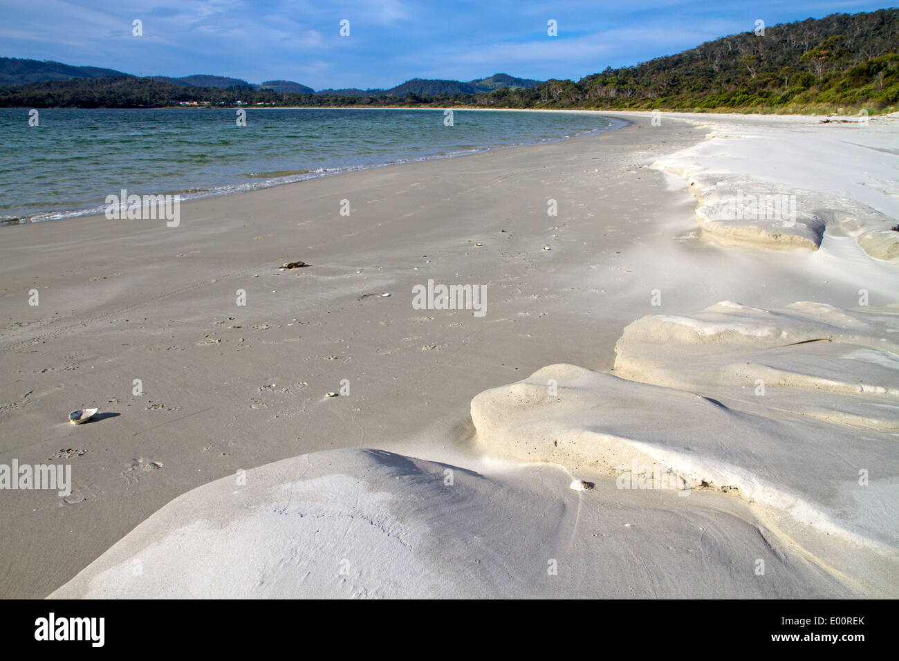 Plage de sable blanc, sur la péninsule de Tasman Tasmanie Banque D'Images