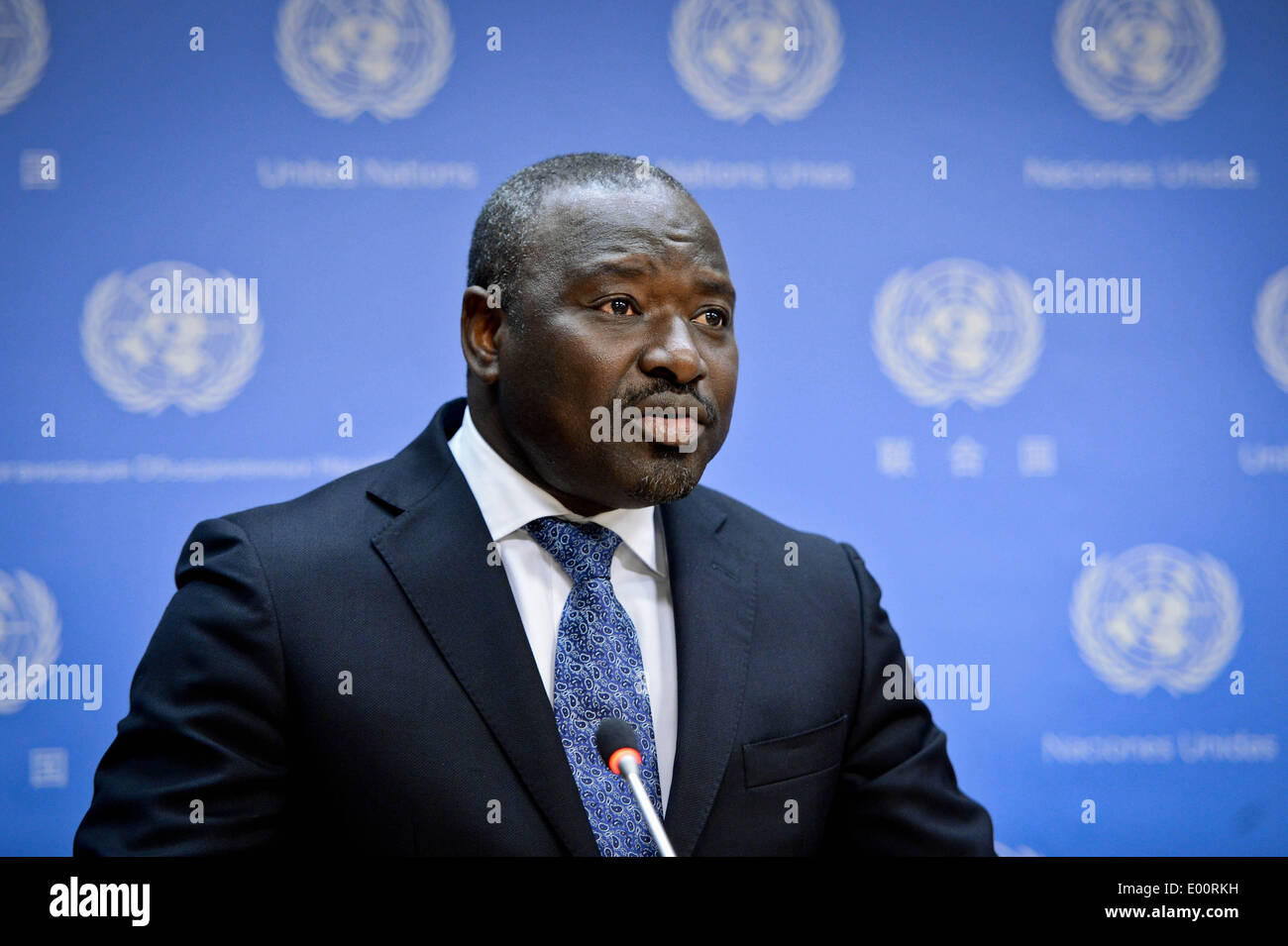 New York, siège des Nations Unies à New York. Apr 28, 2014. Lassina Zerbo, secrétaire exécutif de la Commission préparatoire de l'Organisation du Traité d'interdiction complète des essais nucléaires (OTICE), des mémoires de journalistes au siège des Nations Unies à New York, le 28 avril 2014. Zerbo dit lundi que la CTBO Système de surveillance international est de 90 pour cent, et a souligné l'importance de ce système pour la communauté internationale. © Niu Xiaolei/Xinhua/Alamy Live News Banque D'Images