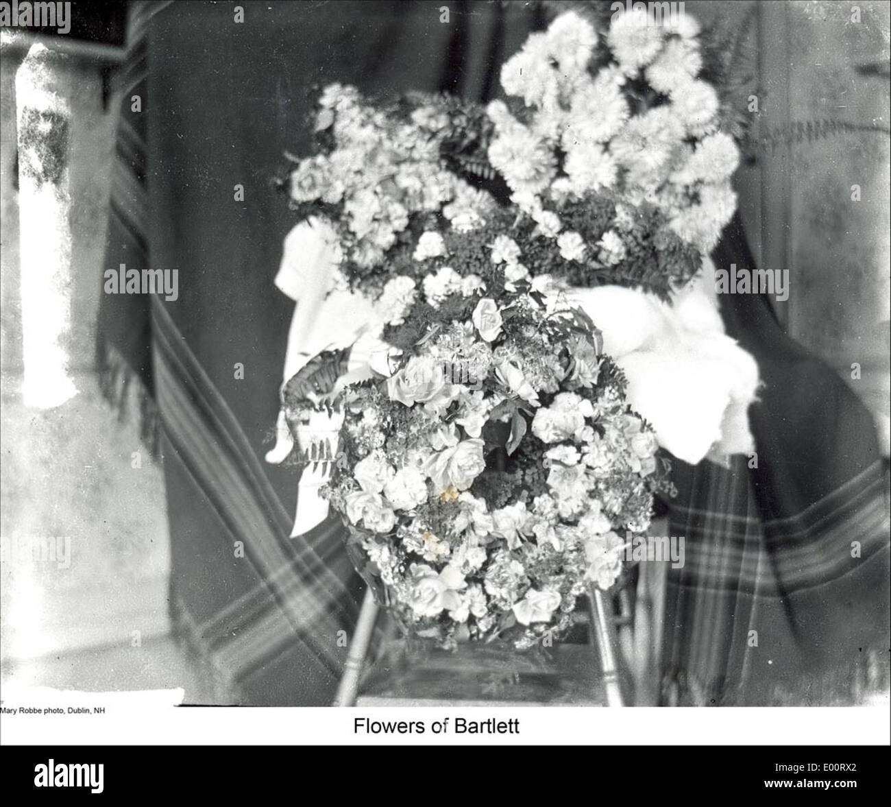 'Flowers of Bartlett' présente un bel arrangement floral de Mary E. Robbe, situé à Dublin, New Hampshire. L'exposition met l'accent sur des motifs floraux vibrants qui mettent en valeur la culture florale locale et l'artisanat. Banque D'Images