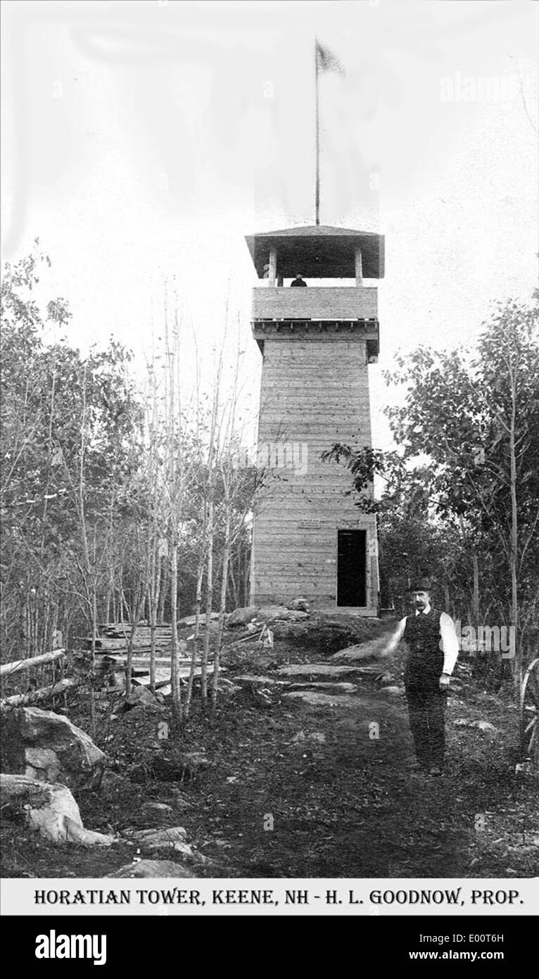 La Horatian Tower, située sur Beech Hill à Keene, New Hampshire, offre un point d'observation pittoresque pour les visiteurs. La tour, nommée d'après Horatio Goodnow, a été construite pour offrir une vue panoramique sur le paysage environnant et est un point de repère local. Banque D'Images