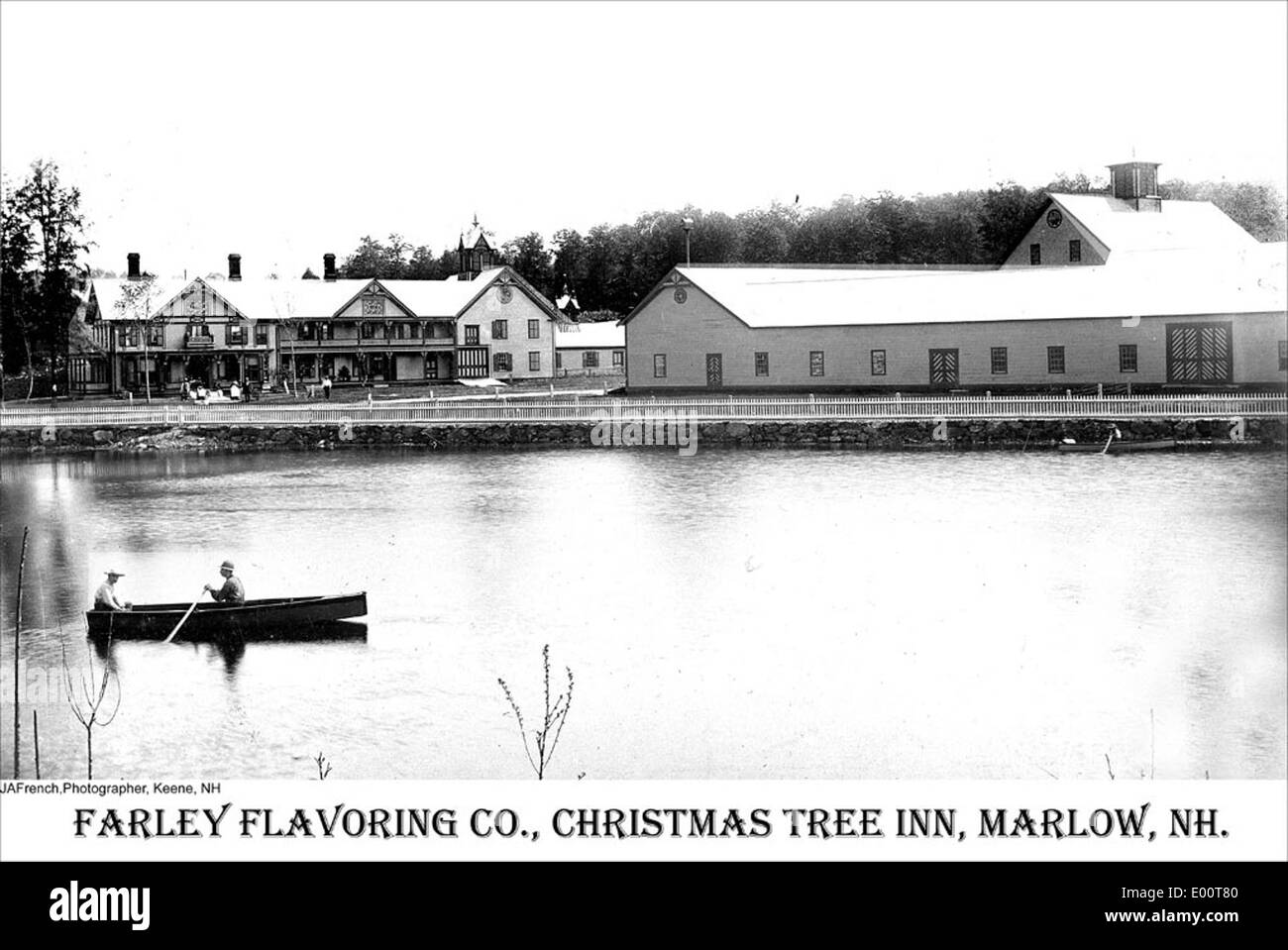 *Farley Flavoring Company*, située à Marlow, New Hampshire, a produit divers produits aromatisants, contribuant ainsi à l’industrie locale. La société est montrée ici avec le *Christmas Tree Inn* à proximité, un point de repère important dans la région. Banque D'Images