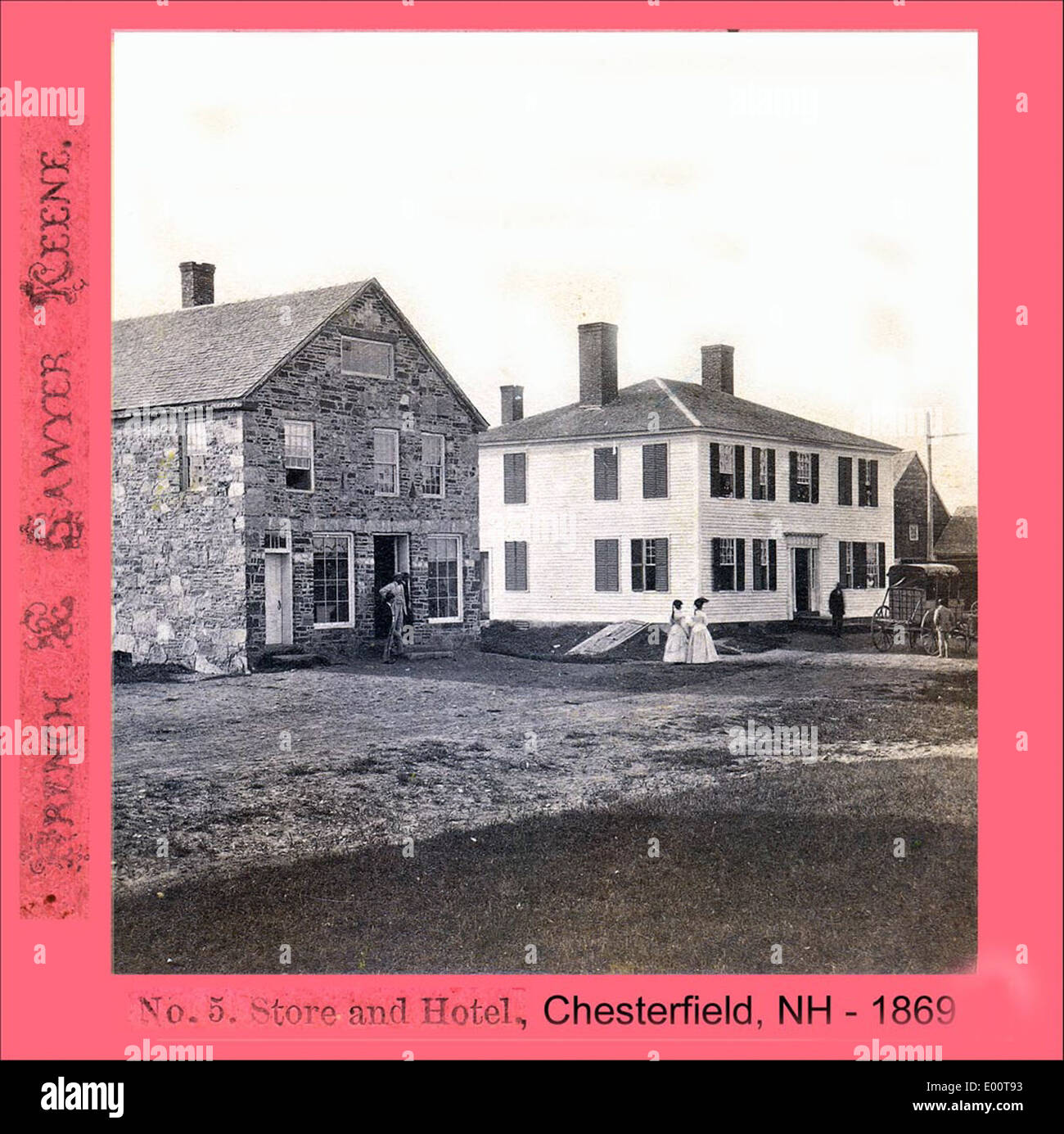 Cette image représente un bâtiment historique en pierre à Chesterfield, New Hampshire, abritant à la fois un magasin et l'hôtel Daniel Sawyer. La structure reflète les styles architecturaux des bâtiments du comté de Cheshire datant du XIXe siècle. Banque D'Images