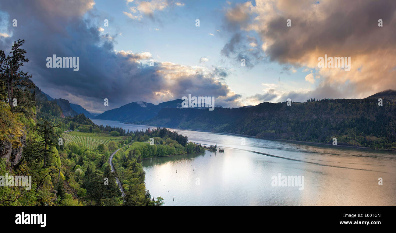 Columbia River Gorge à Hood River Oregon Vue panoramique au coucher du soleil avec des nuages orageux Panorama Banque D'Images