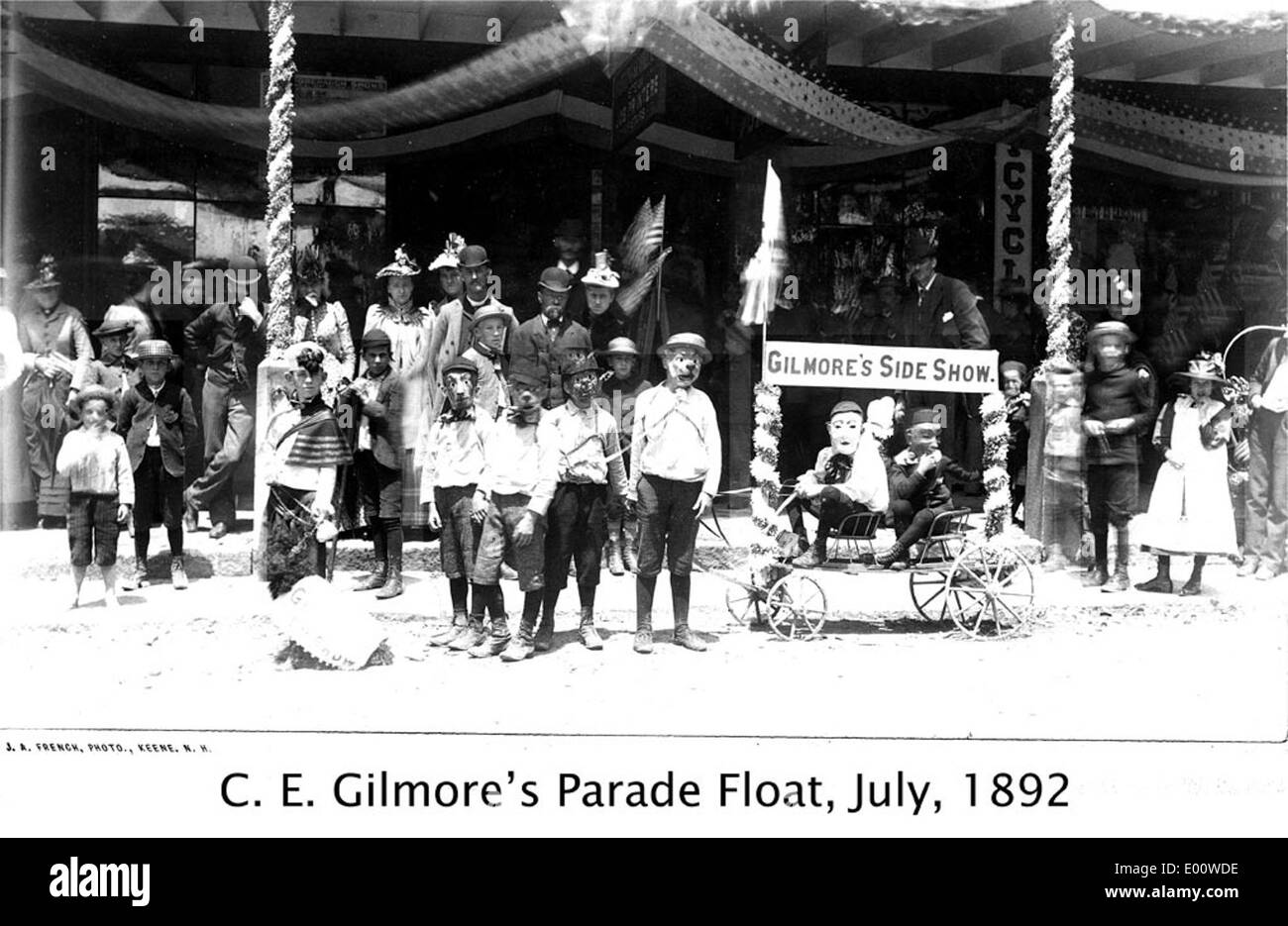 Le flotteur de défilé pour Gilmore's Store à Keene, New Hampshire, représente une tradition locale. Capturé dans une photographie historique, il dépeint l'atmosphère animée et festive pendant le défilé, mettant en valeur l'implication de la communauté et la fierté des entreprises locales. Banque D'Images