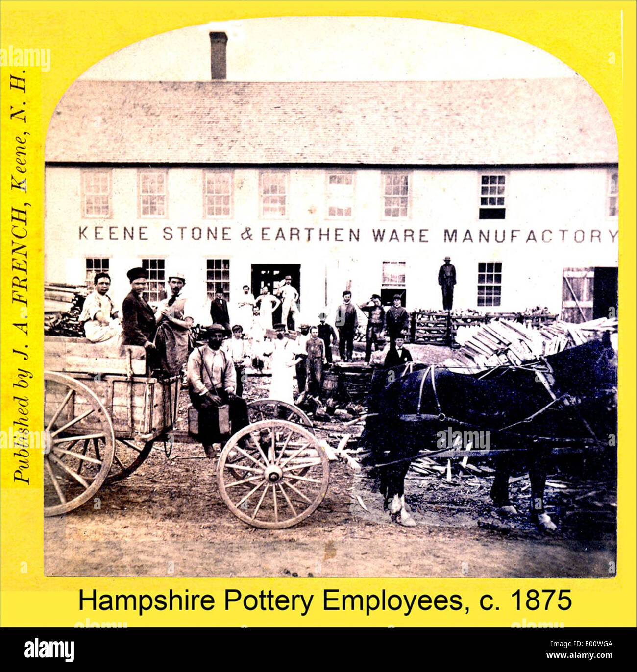 Cette photographie représente les employés de la poterie du Hampshire à Keene, New Hampshire, mettant en valeur l'industrie de la poterie locale et sa main-d'œuvre au début du XXe siècle. Banque D'Images