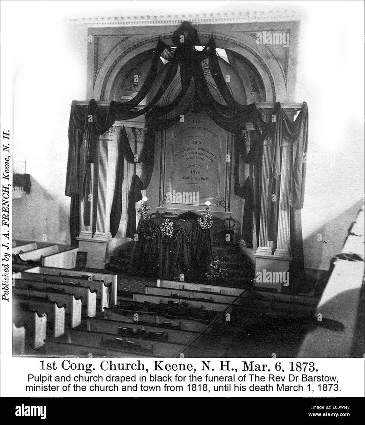 L'intérieur de la première église congrégationnelle de Keene, New Hampshire, conçu par l'architecte J.A. French, reflète l'architecture classique avec ses grands espaces et ses vitraux. L'église est un site culturel et historique important à Keene, NH. Banque D'Images