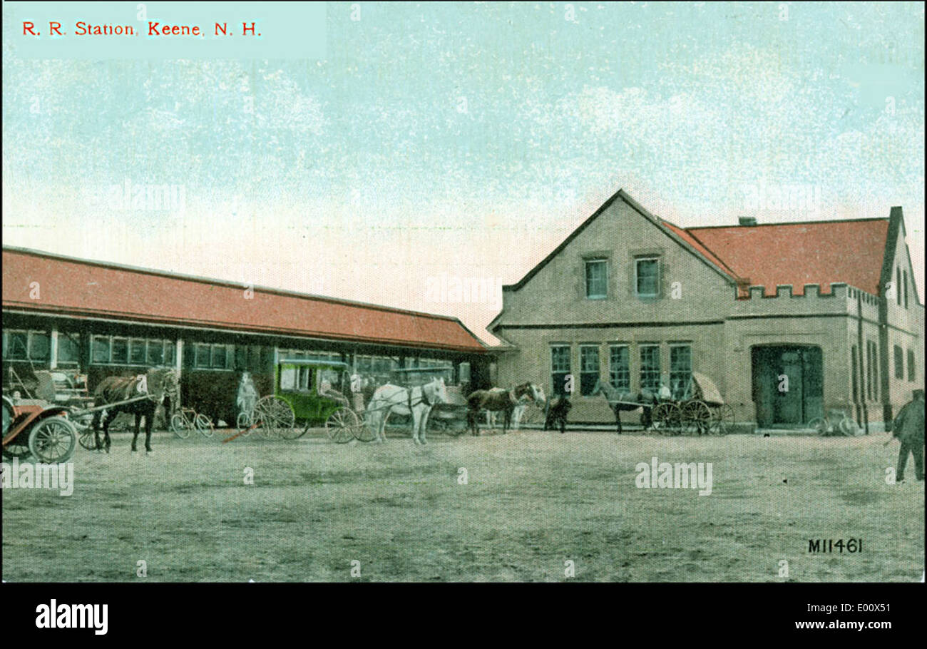 Cette image montre la station de chemin de fer de Cheshire à Keene, New Hampshire, un site historique dans l'histoire des transports de la région. La gare a servi d'arrêt clé pour le chemin de fer du Cheshire, facilitant le mouvement des marchandises et des passagers. Le nouveau bâtiment de la gare témoigne de l'importance du transport ferroviaire aux XIXe et XXe siècles. Banque D'Images