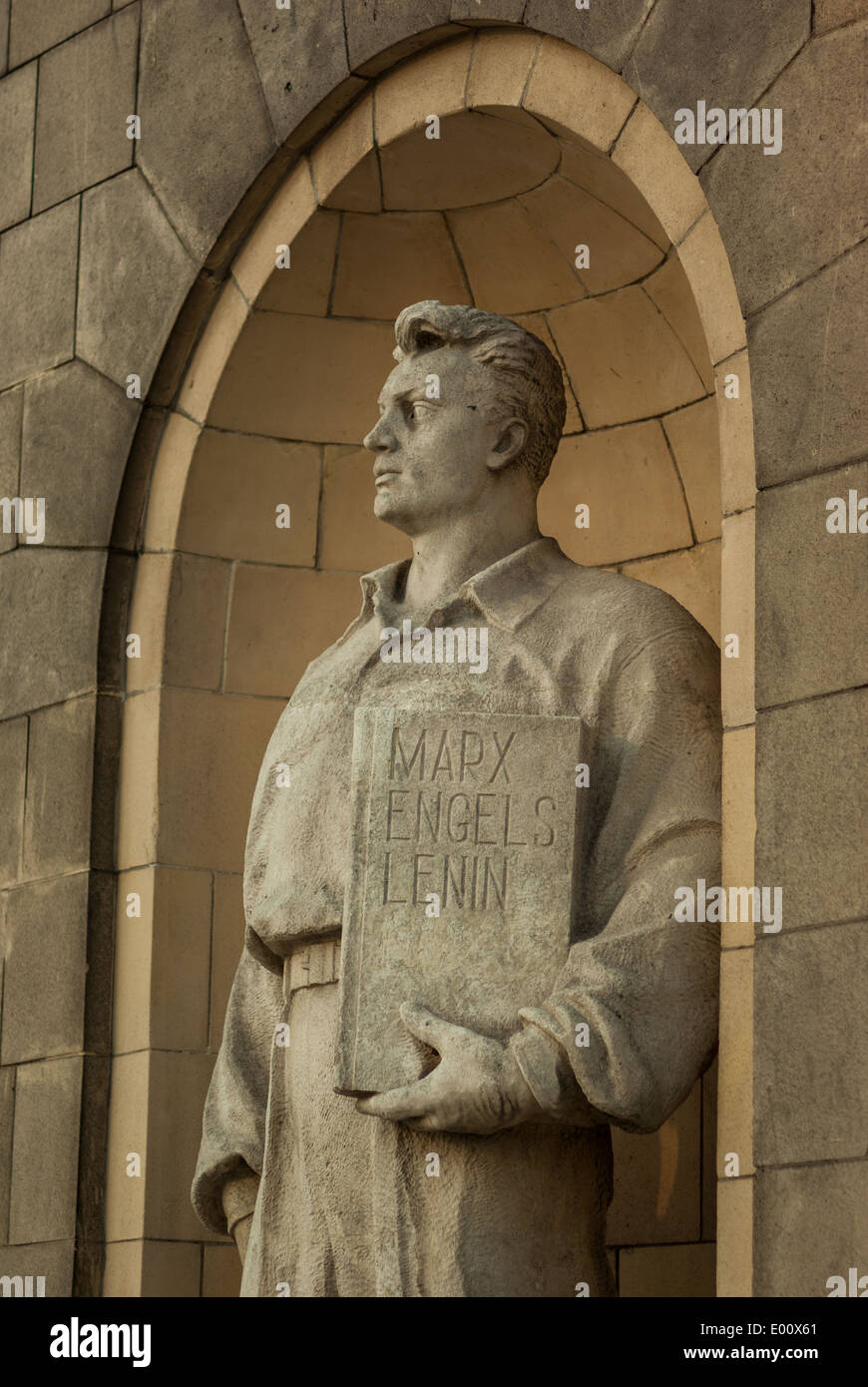 Statue de worker holding livre avec Marx Engels Lénine sur le couvercle, Palac Kultury, Varsovie, Pologne Banque D'Images