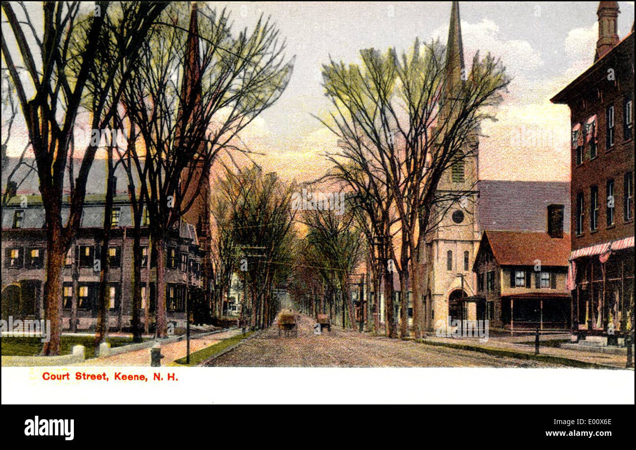 Une photographie historique de court Street à Keene, New Hampshire, montrant divers bâtiments, rues et églises dans cette petite ville de Nouvelle-Angleterre. L'image met en valeur l'architecture et l'aménagement de la région au début du XXe siècle. Banque D'Images