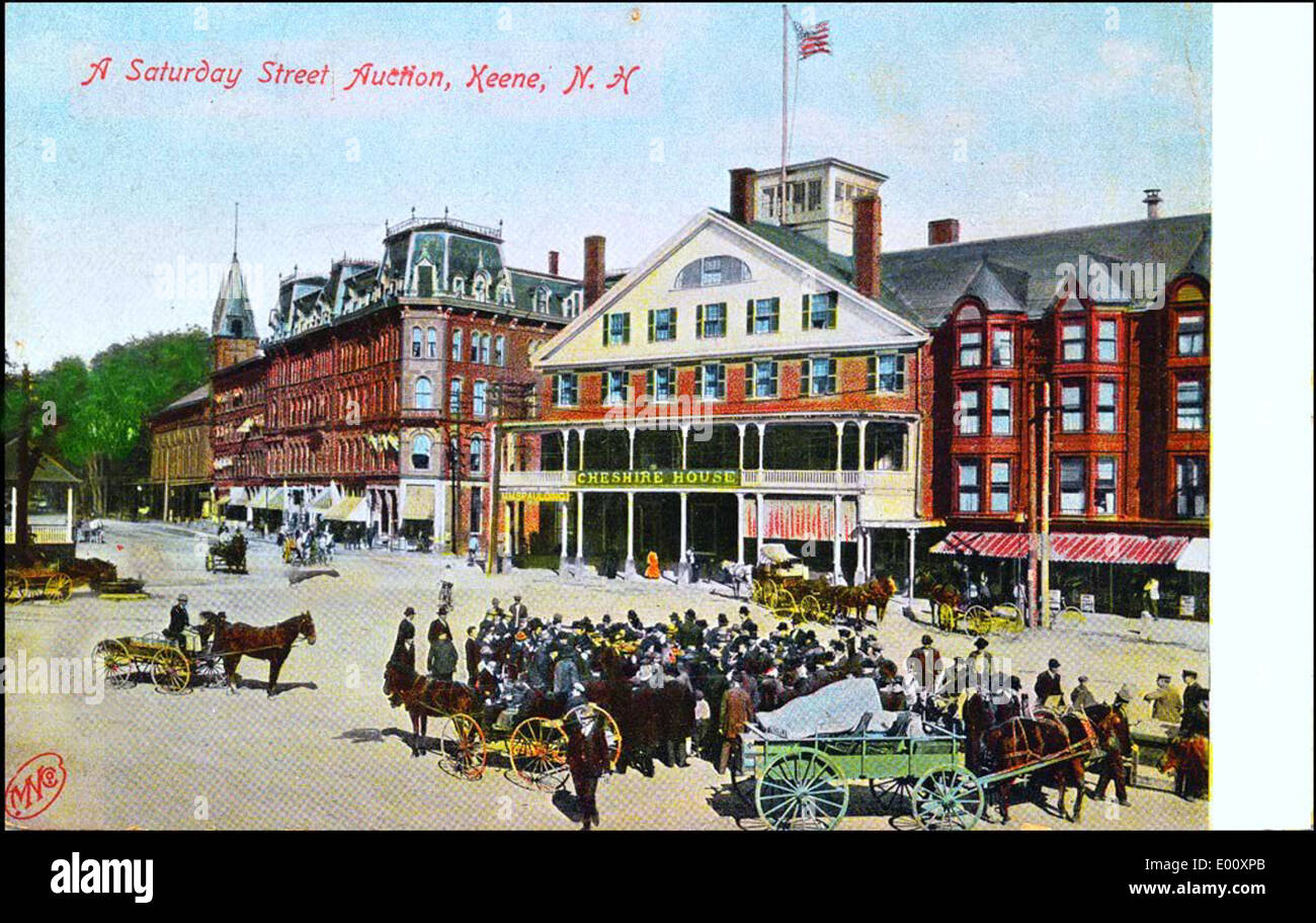 Cette image historique montre une vente aux enchères de rue du samedi sur la rue main à Keene, New Hampshire, au cours des années 1890 Il représente un quartier animé du centre-ville avec des calèches, des chevaux et des buggys, et des magasins locaux dans le quartier des affaires près de la Cheshire House, capturant un instantané dynamique de la vie en Nouvelle-Angleterre au XIXe siècle. Banque D'Images