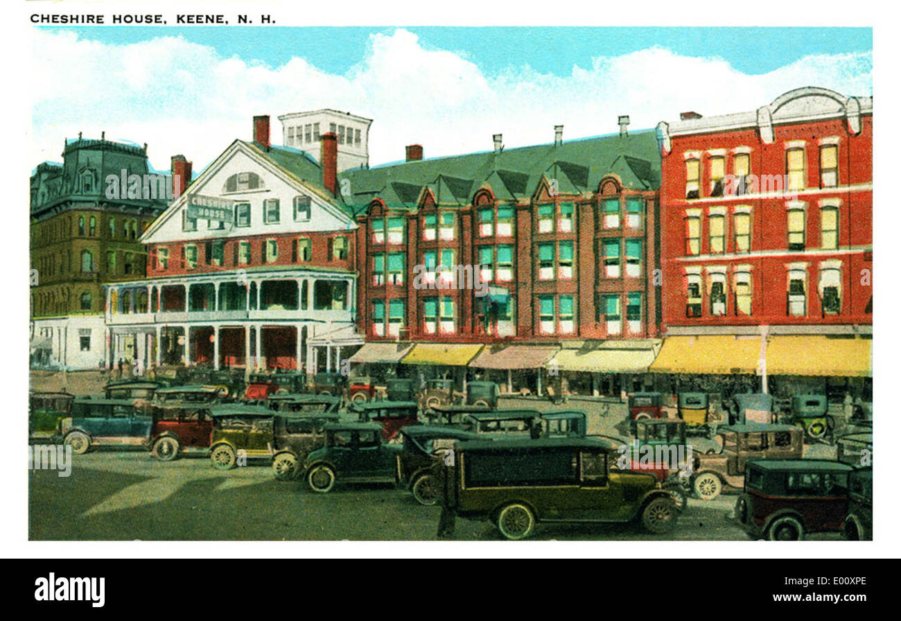Cette image vintage des années 1920 montre Cheshire House situé sur main Street à Keene, New Hampshire. La photographie capture le quartier des affaires animé avec ses hôtels, ses boutiques et ses voitures anciennes, offrant un aperçu de la vie en Nouvelle-Angleterre au début du XXe siècle. Banque D'Images