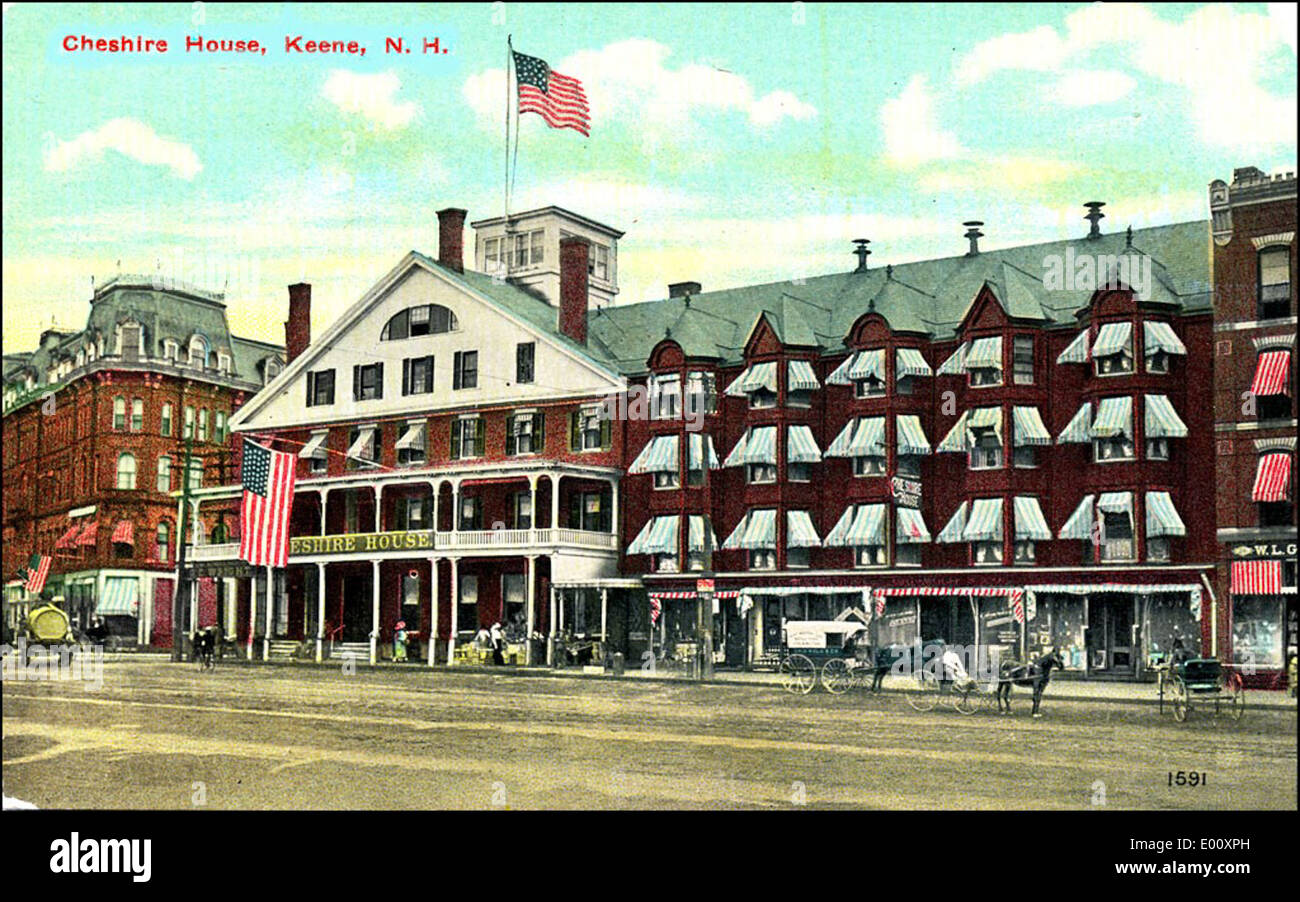 Cette photographie historique montre Cheshire House sur main Street à Keene, New Hampshire, dans les années 1900 L'image capture le quartier des affaires animé, avec des calèches et des boutiques qui bordent la rue dans une scène typique du début du XXe siècle. Banque D'Images