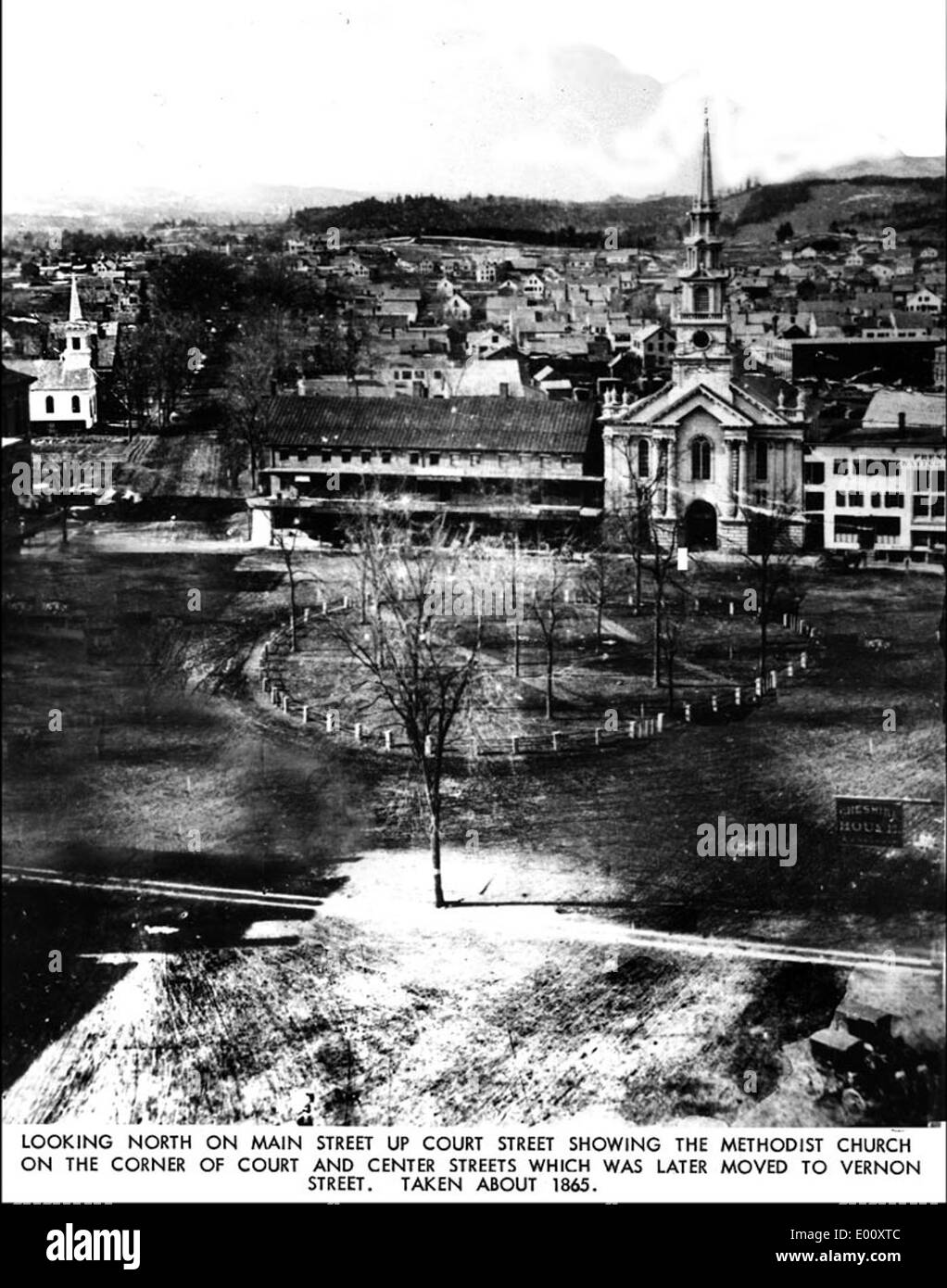 Cette image montre le côté nord de Central Square à Keene, New Hampshire, avec des bâtiments proéminents, la première église congrégationnelle et le quartier des affaires environnant. La photo met en valeur le cœur du centre-ville. Banque D'Images