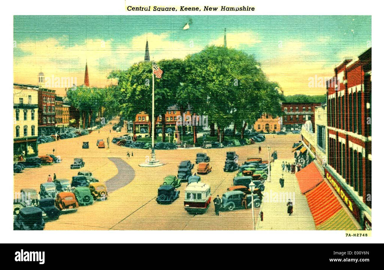 Central Square à Keene, dans le New Hampshire, offre une vue sur le quartier animé des affaires, avec ses bâtiments historiques et ses voitures anciennes. La scène capture le charme du centre-ville de la ville et son rôle en tant que plaque tournante du commerce local et de la vie communautaire. Banque D'Images