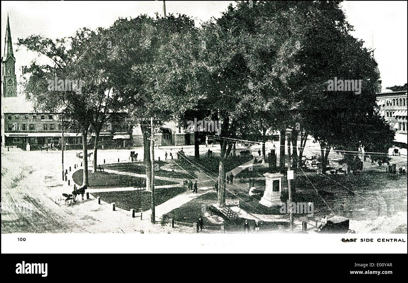 Le côté nord de Central Square à Keene, dans le New Hampshire, présente l'architecture historique et le quartier des affaires animé de la place de la ville. Central Square est un point central de la vie communautaire, entouré de magasins, d'entreprises et d'espaces publics. Banque D'Images