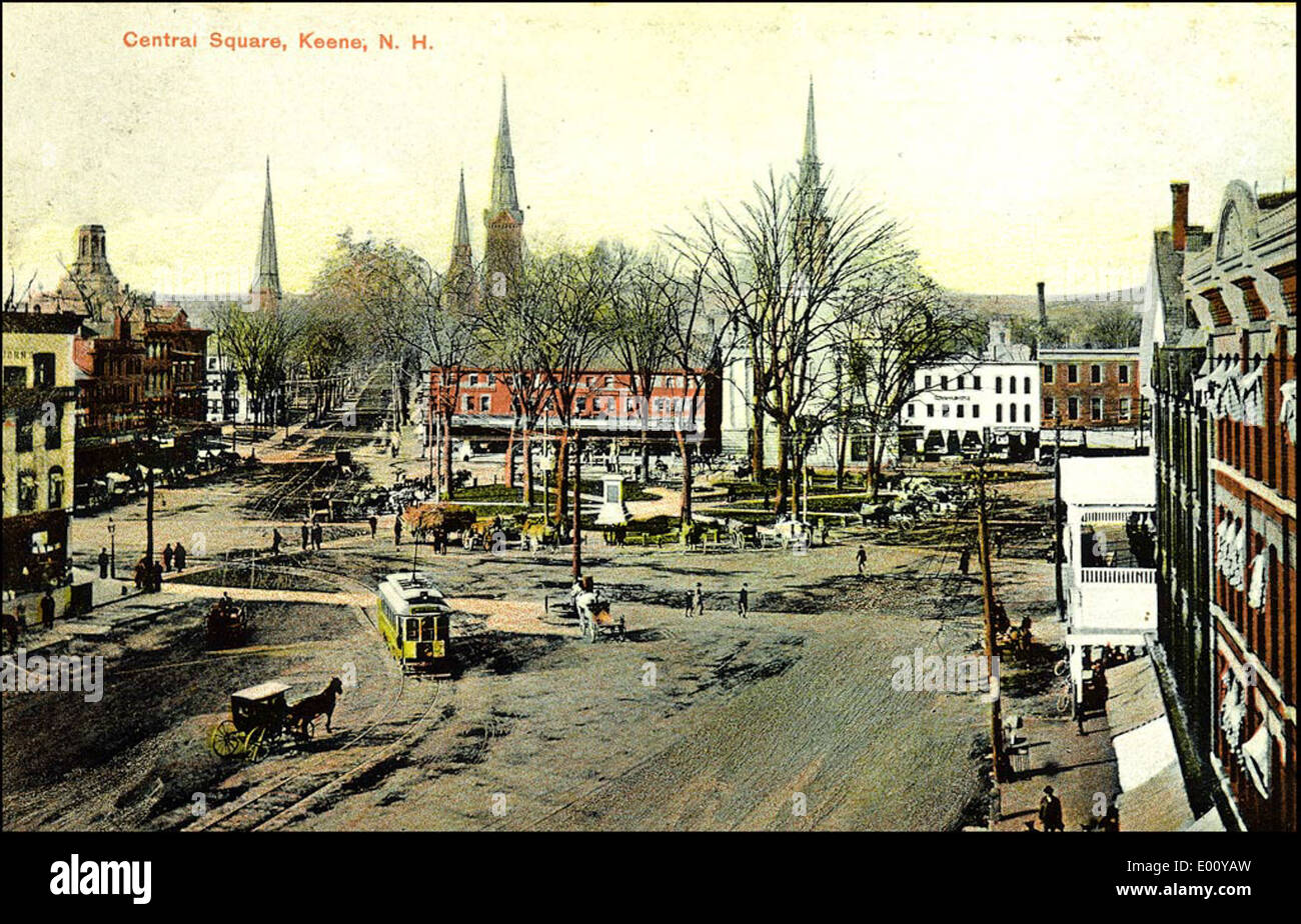 Central Square à Keene, dans le New Hampshire, abrite des bâtiments historiques et le quartier des affaires actif de la ville. Le Keene Electric Railway, aux côtés des calèches, est visible, reflétant une époque avant que les systèmes de transport modernes ne dominent, mettant en valeur une tranche du passé de Keene. Banque D'Images