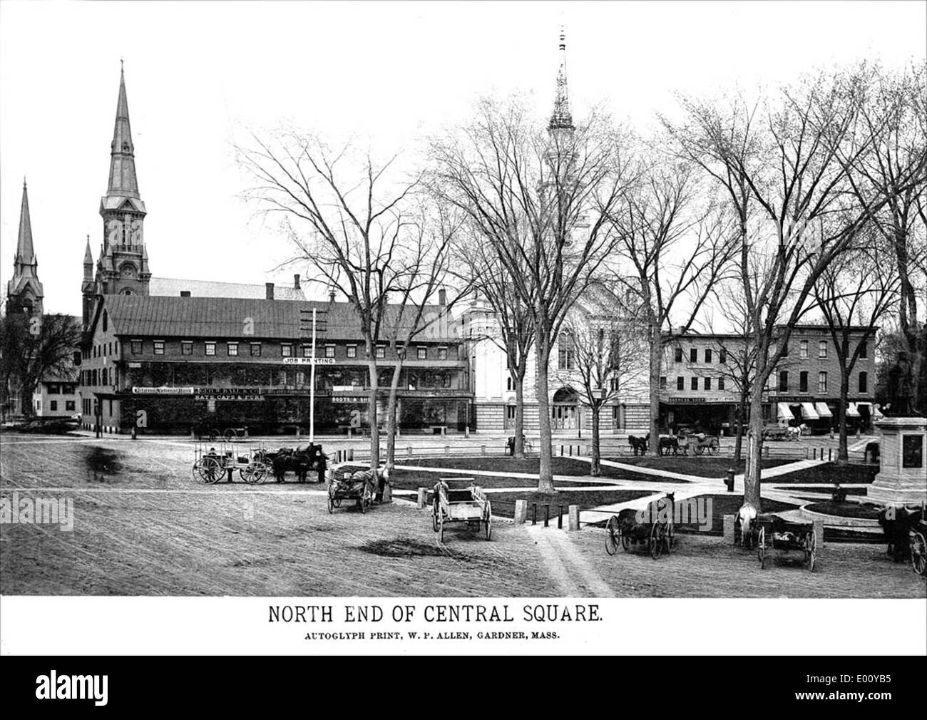 Une vue de Central Square, North Side, à Keene, New Hampshire, montrant les bâtiments et les quartiers d'affaires qui forment le cœur de cette ville de Nouvelle-Angleterre. Cette image capture la vitalité historique et commerciale du centre-ville de Keene. Banque D'Images