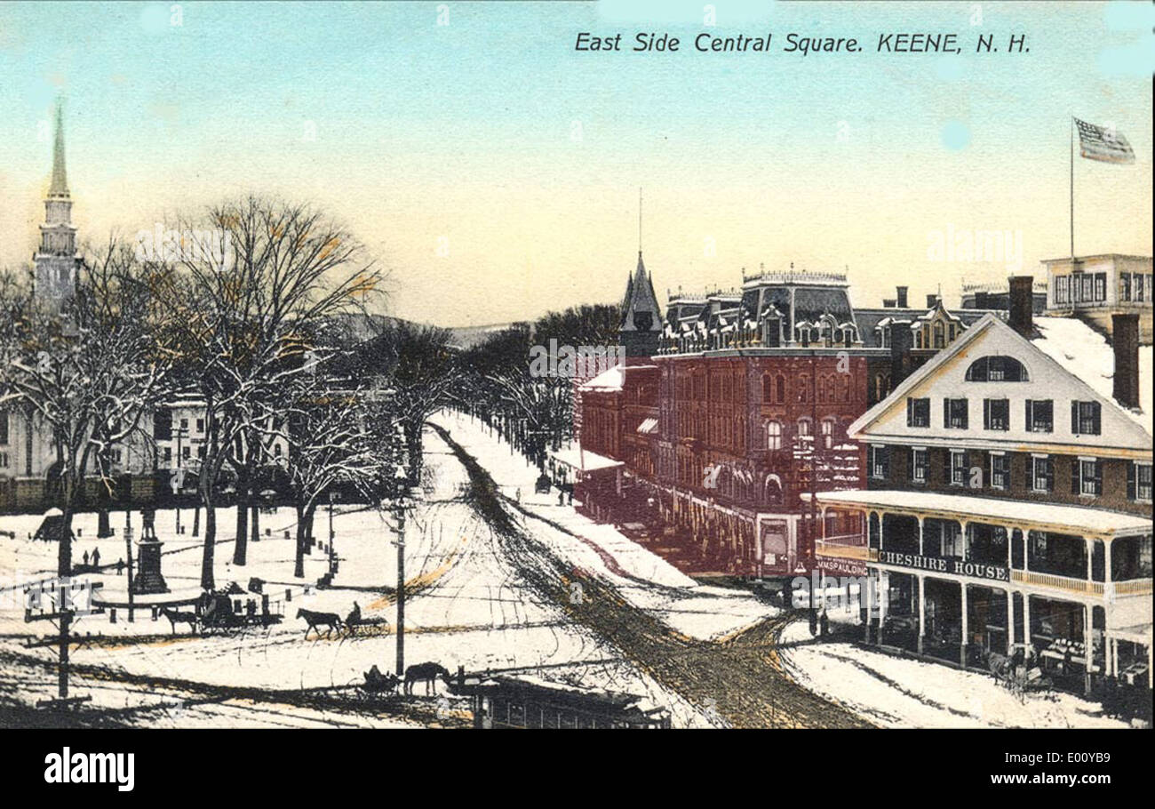 Cette photographie capture le côté est de Central Square à Keene, NH, avec des bâtiments et des magasins situés dans le quartier des affaires. L'image met en valeur le paysage urbain et l'activité commerciale dans le centre-ville. Banque D'Images