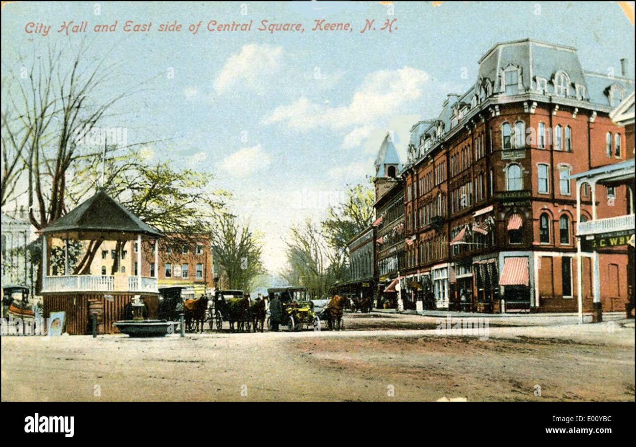 Une photographie ou une peinture historique montrant l'hôtel de ville et le côté est de Central Square à Keene, New Hampshire, mettant en valeur l'architecture et le quartier des affaires du centre-ville. Banque D'Images