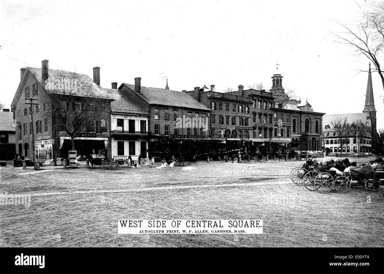 Cette photo capture le côté ouest de Central Square à Keene, New Hampshire, mettant en valeur l'architecture et le quartier des affaires dynamique. L'image met en valeur le cœur commercial et culturel de la ville, avec des vitrines et les bâtiments historiques du centre-ville. Banque D'Images