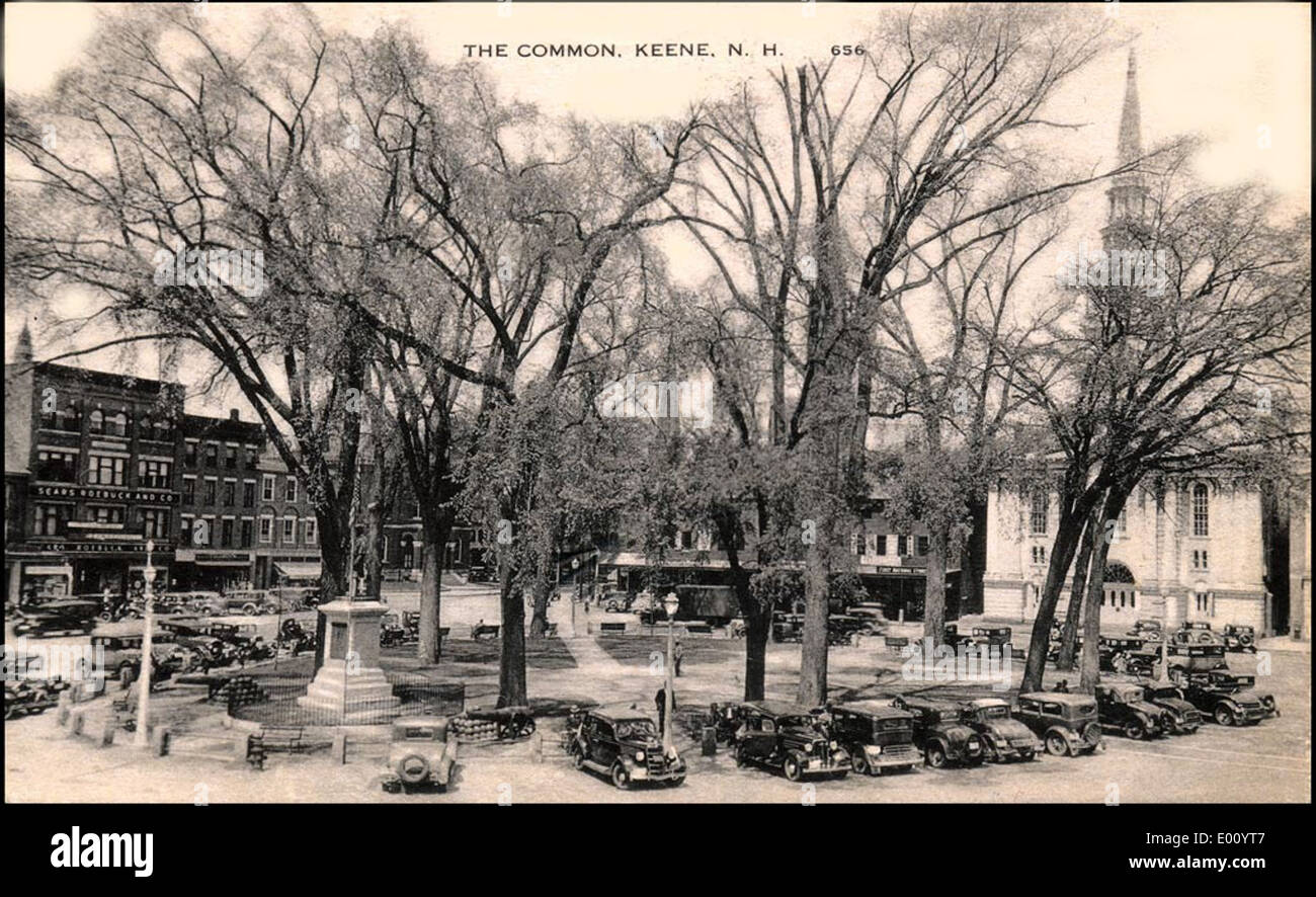 Une vue historique de Central Square à Keene, New Hampshire, avec le Soldiers Monument et des voitures anciennes. Le quartier des affaires est entouré d'ormes et le centre-ville a conservé son charme classique du XIXe siècle. Banque D'Images