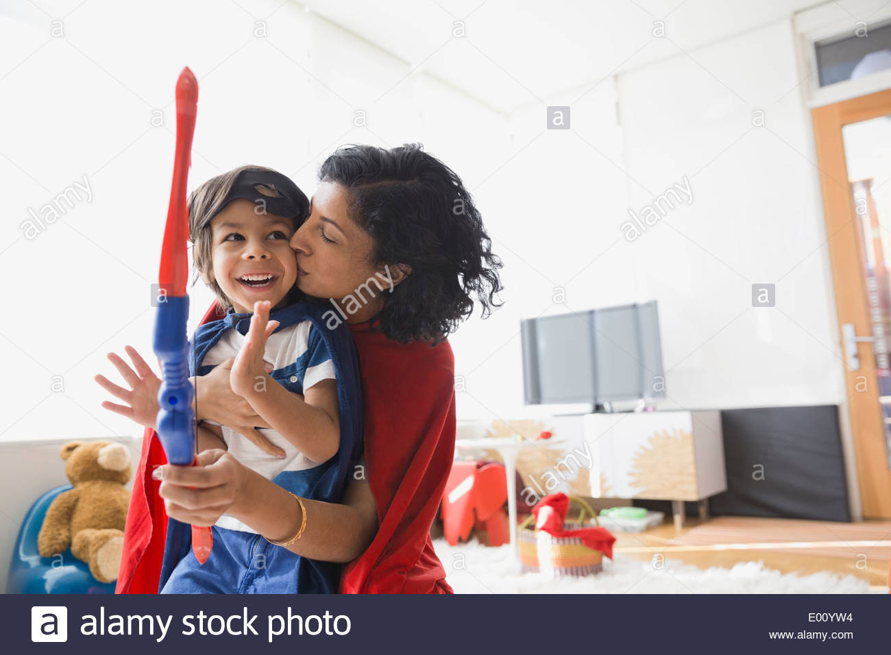 Mère et fils in superhero costumes Banque D'Images